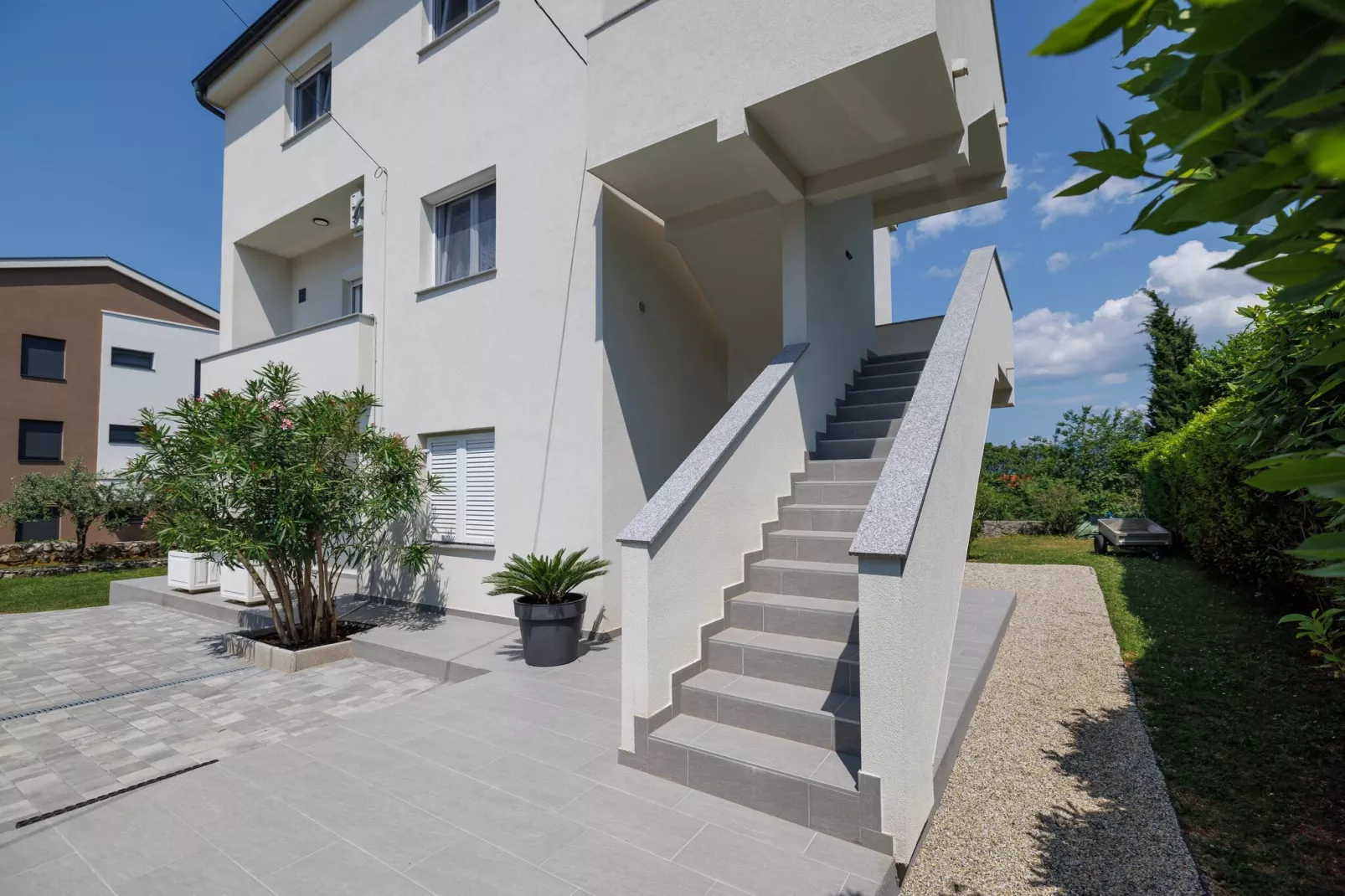 Apartment Karmen Šilo-Exterior summer