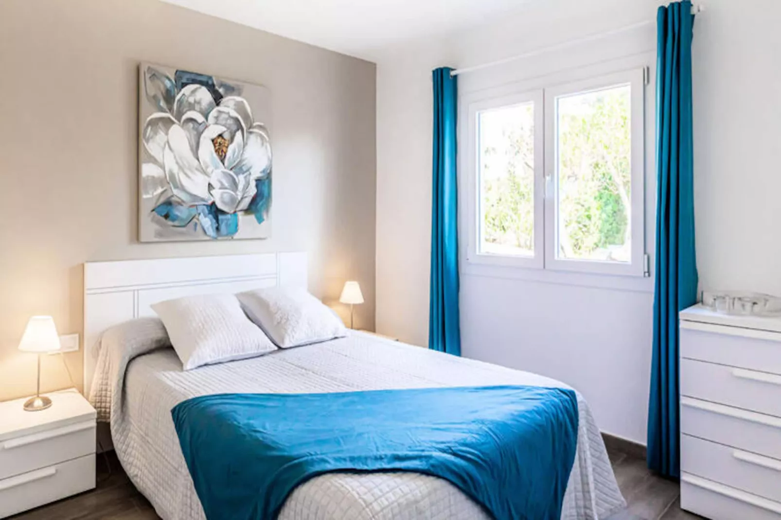 Maison à Son Bou-Image-tags.