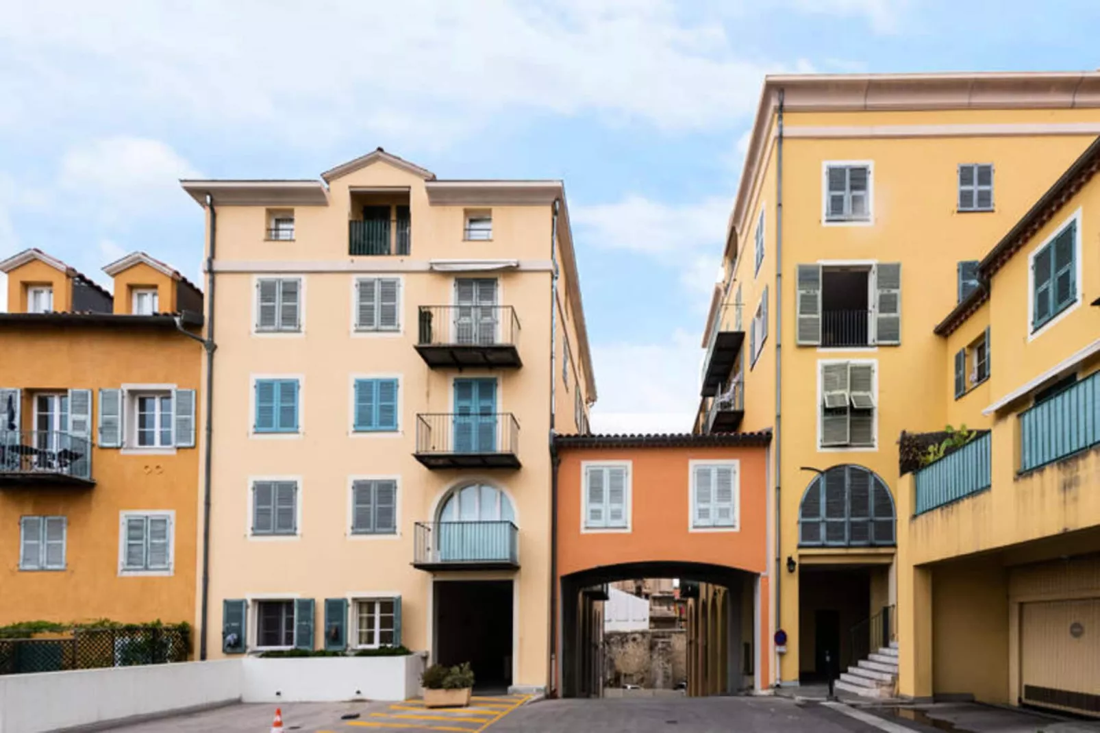 Appartements à Nice-Exterior in summer
