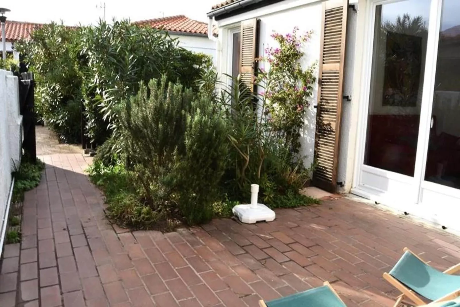 Résidence Les Candeilleres-Gardens in summer