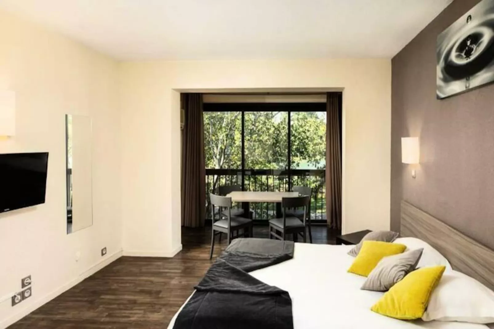 SOWELL Family Les Amandiers****-Image-tags.