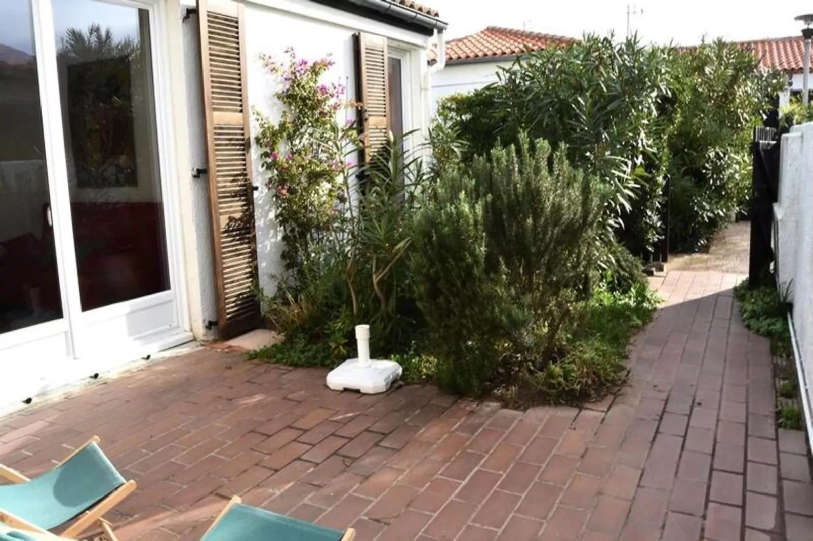 Résidence Les Candeilleres-Gardens in summer