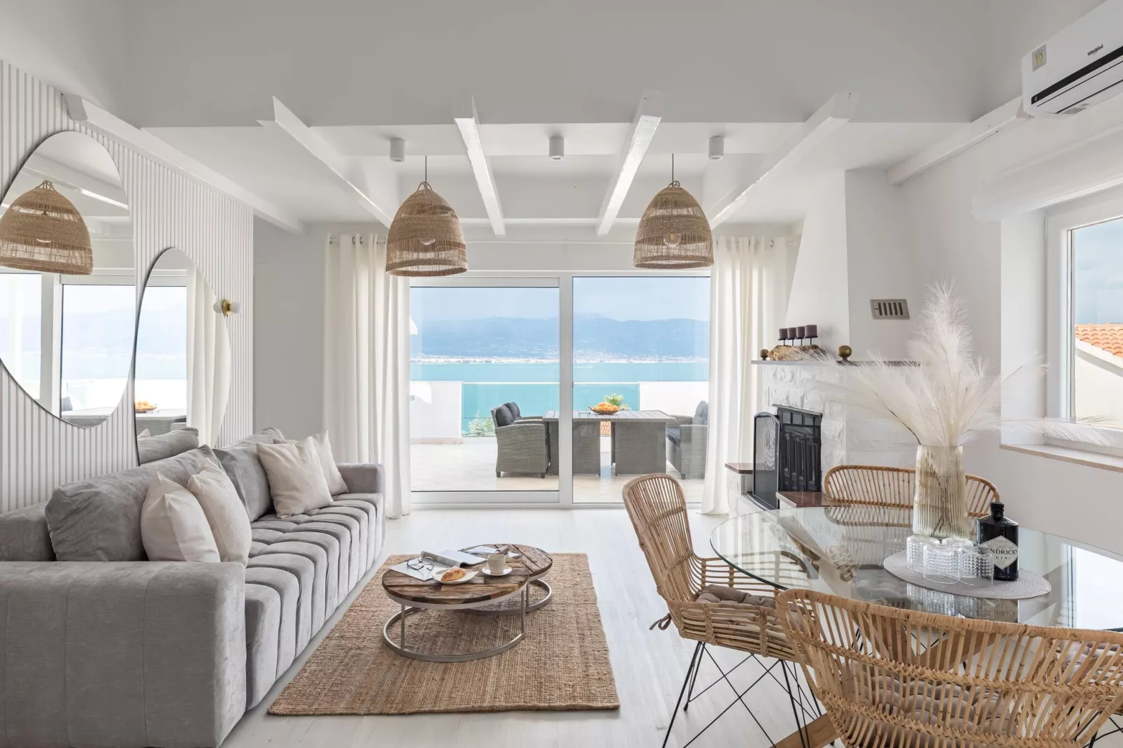 Marina Top Floor apartment E-Living room