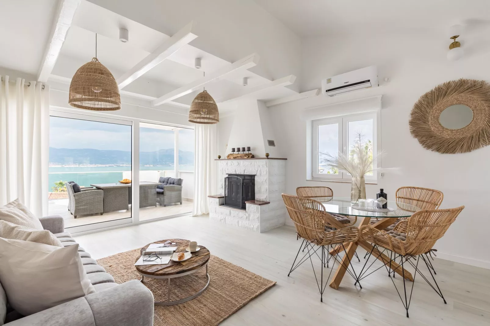 Marina Top Floor apartment E-Living room