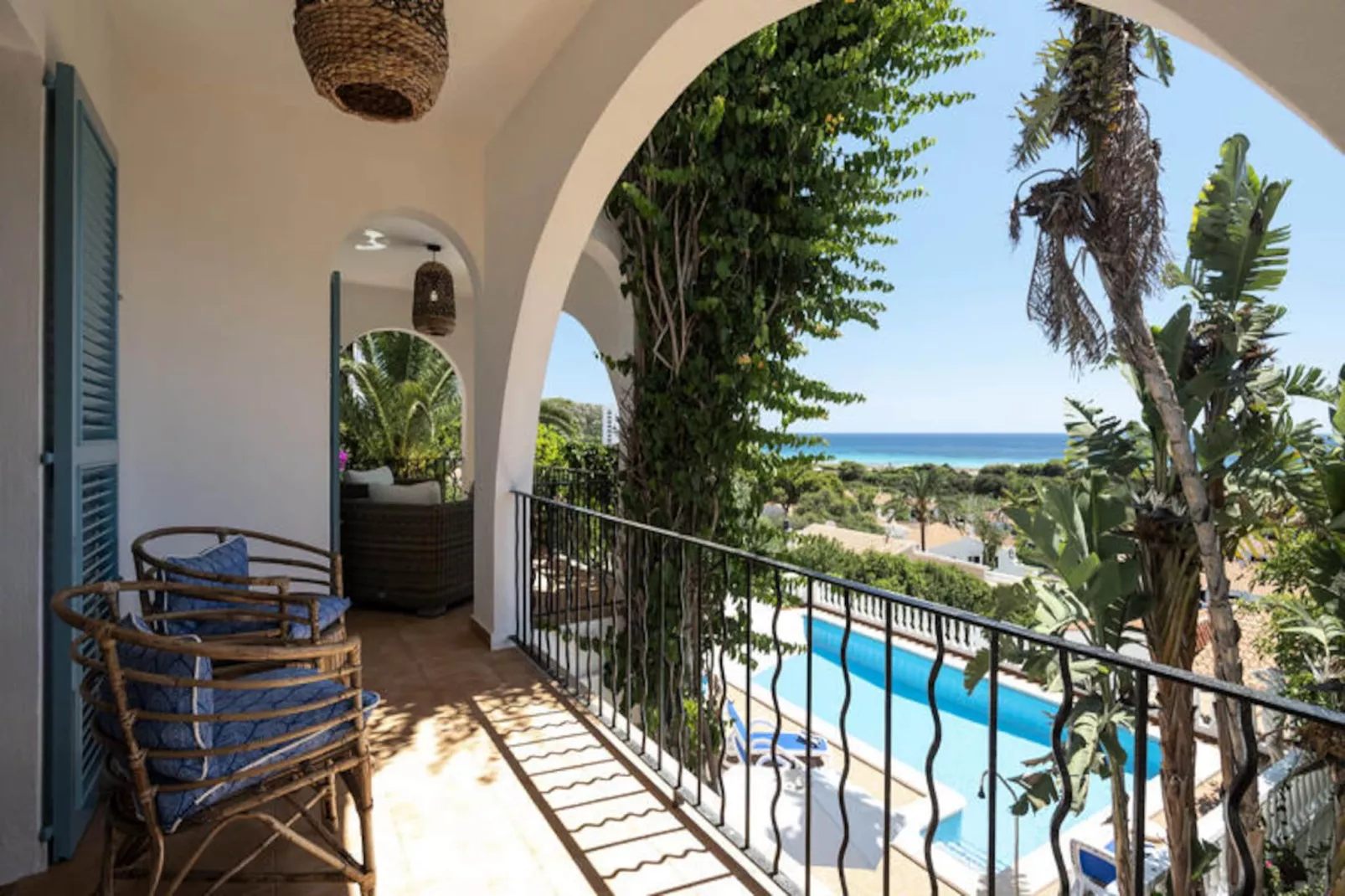 Maison à Son Bou-Image-tags.