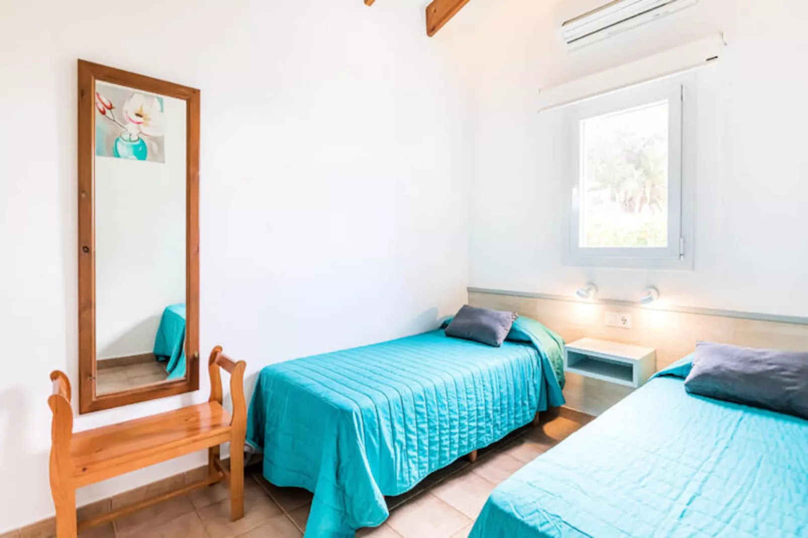 Maison à Son Bou-Image-tags.