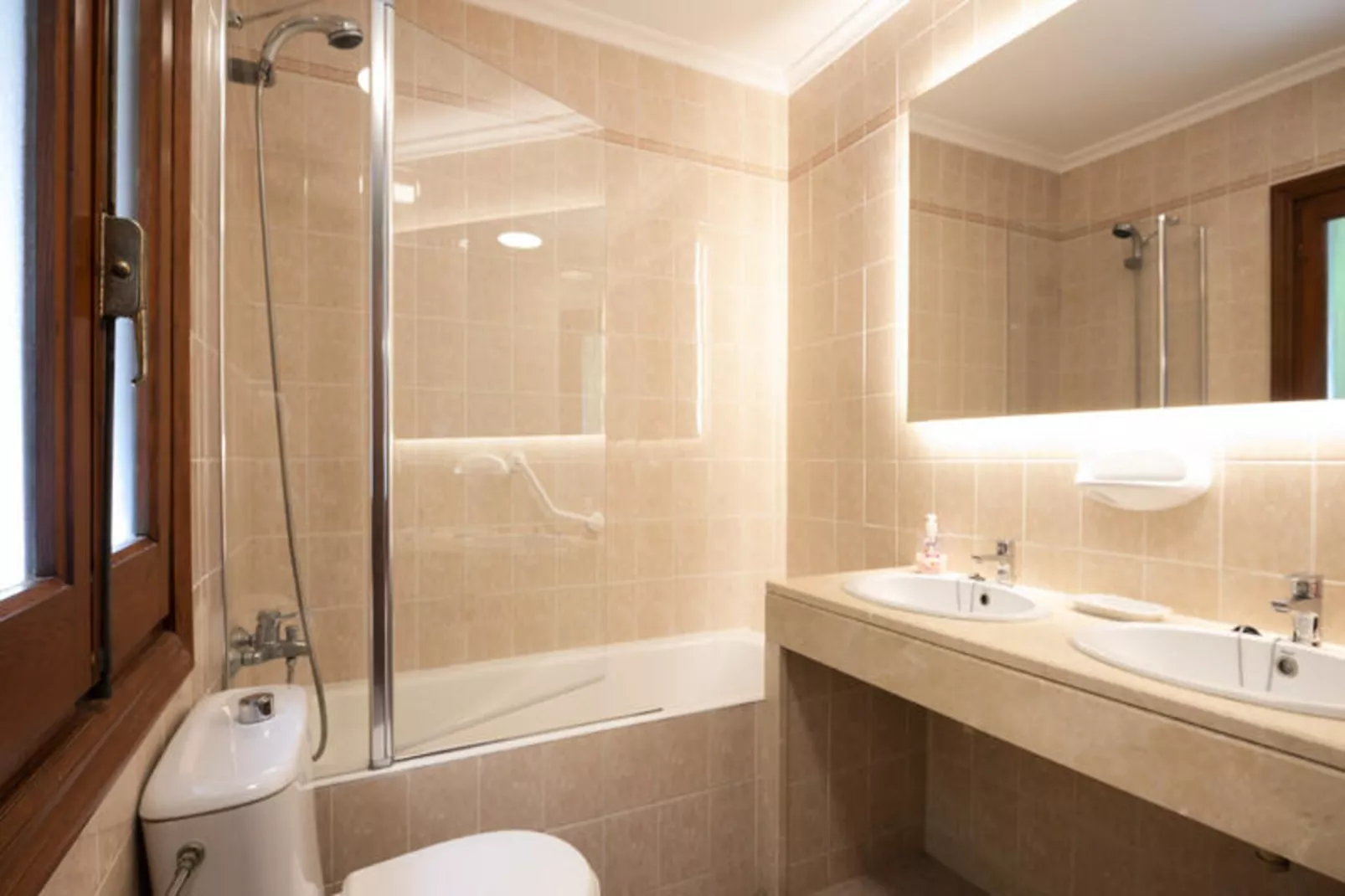 Maison à Son Bou-Image-tags.