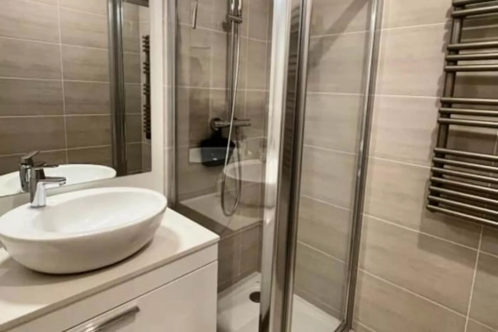 Résidence Bnb Renting Beau  2 Pi&egrave;ces Dans Un Immeuble Neuf Avec Piscine Avec Parking-Salle de bain