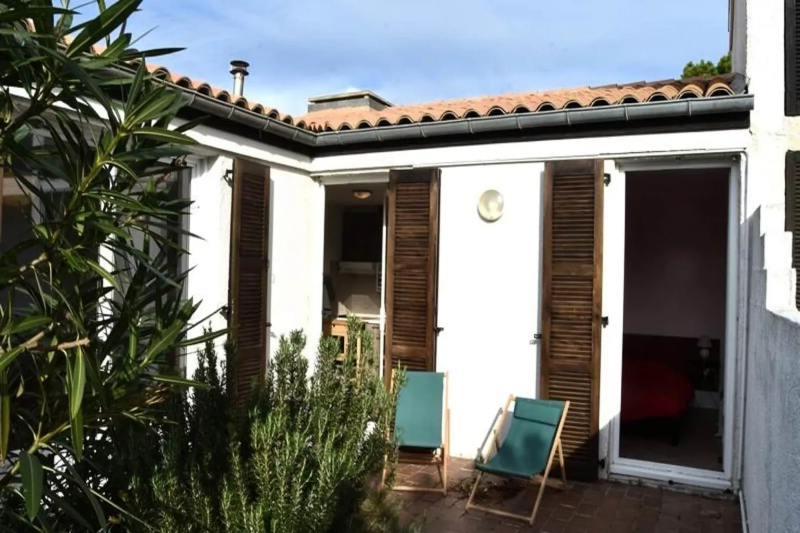 Résidence Les Candeilleres-Gardens in summer