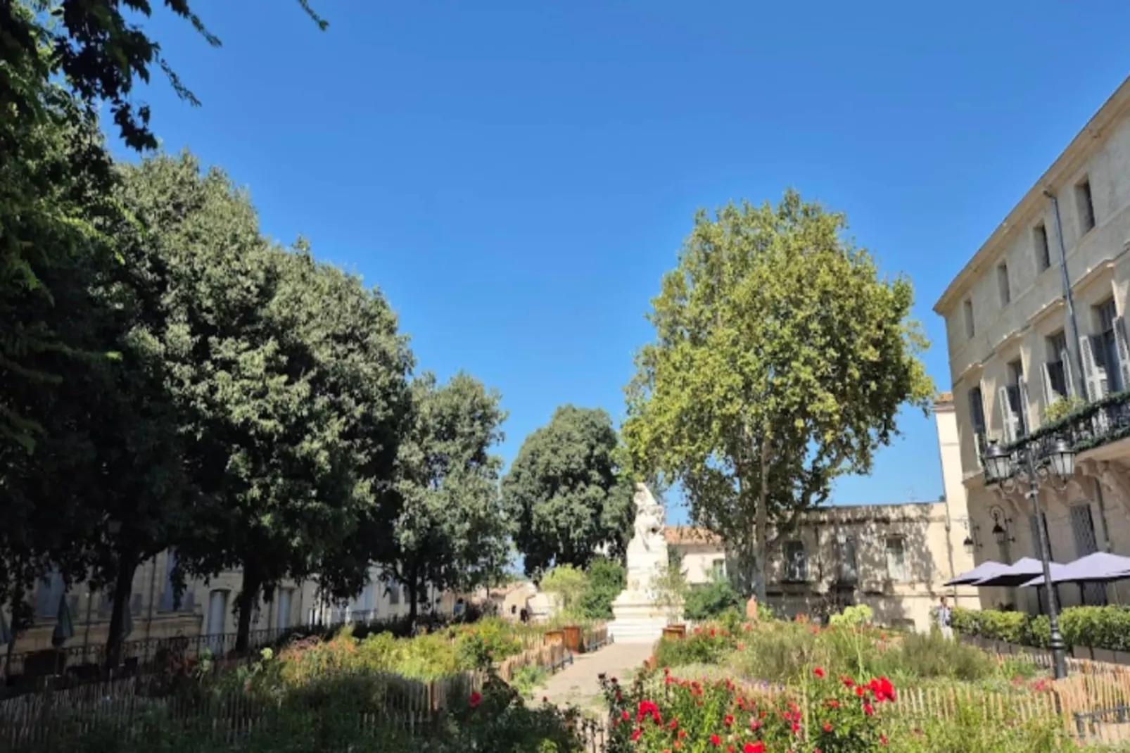 Studio à Nîmes-Zones été à 1 km
