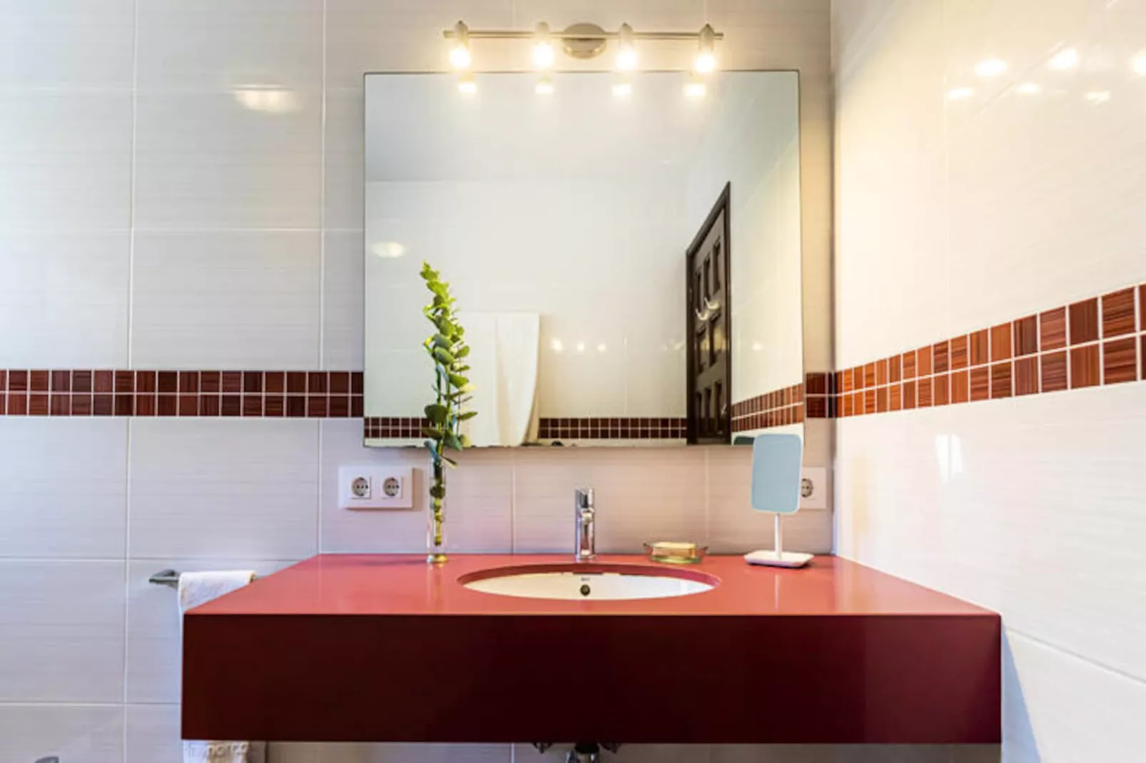 Maison à Son Bou-Image-tags.