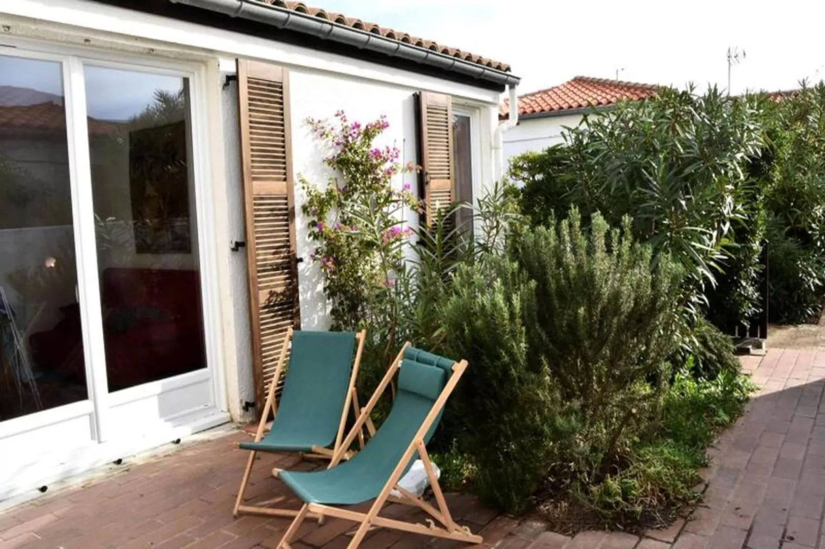 Résidence Les Candeilleres-Gardens in summer