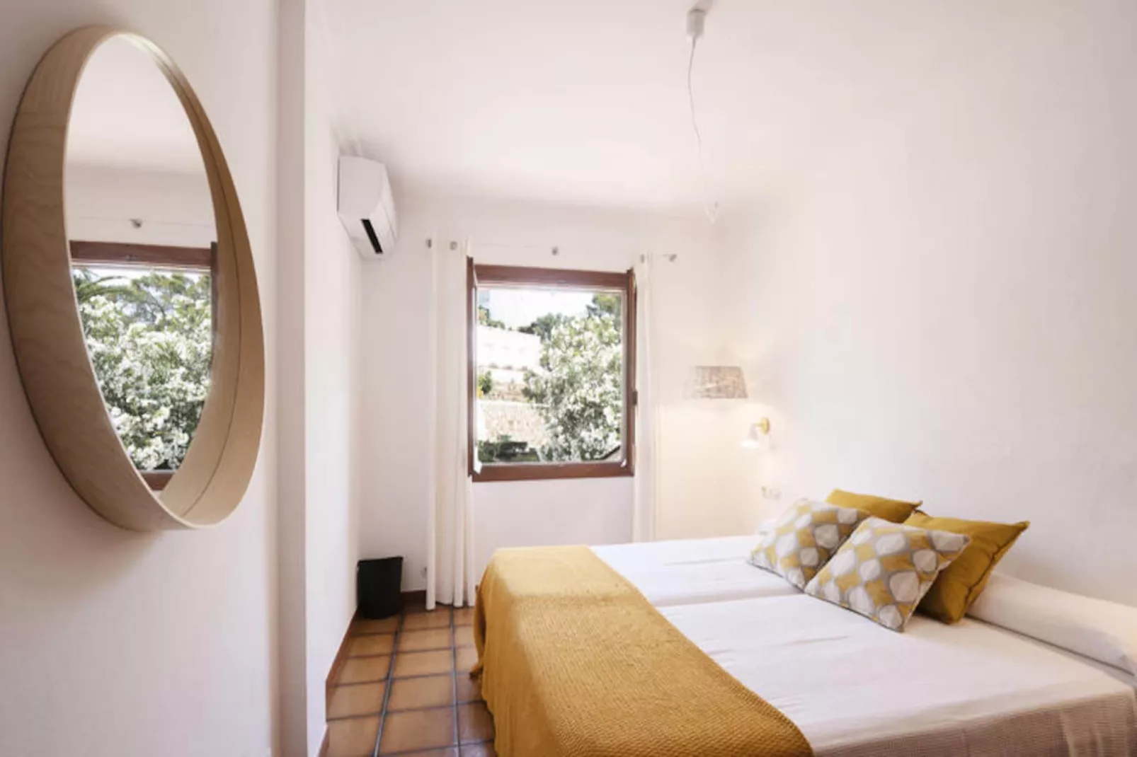 Maison à Son Bou-Image-tags.