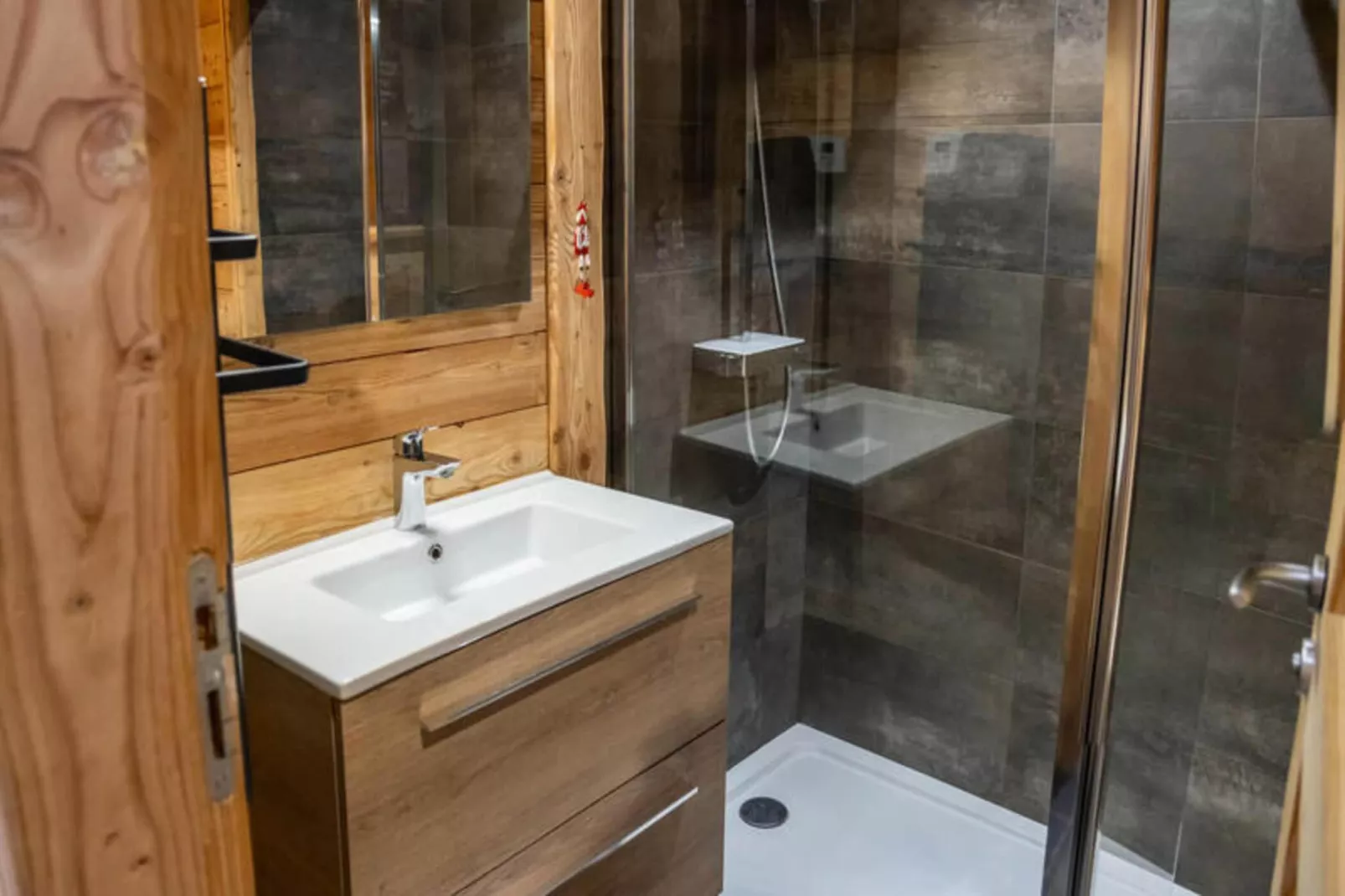 Résidence Pramouton-Salle de bain