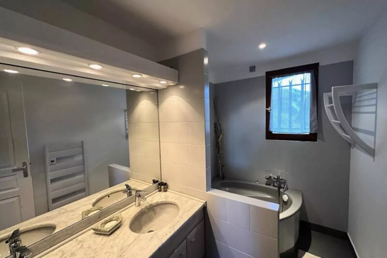 Chalet Emelthi-Image-tags.