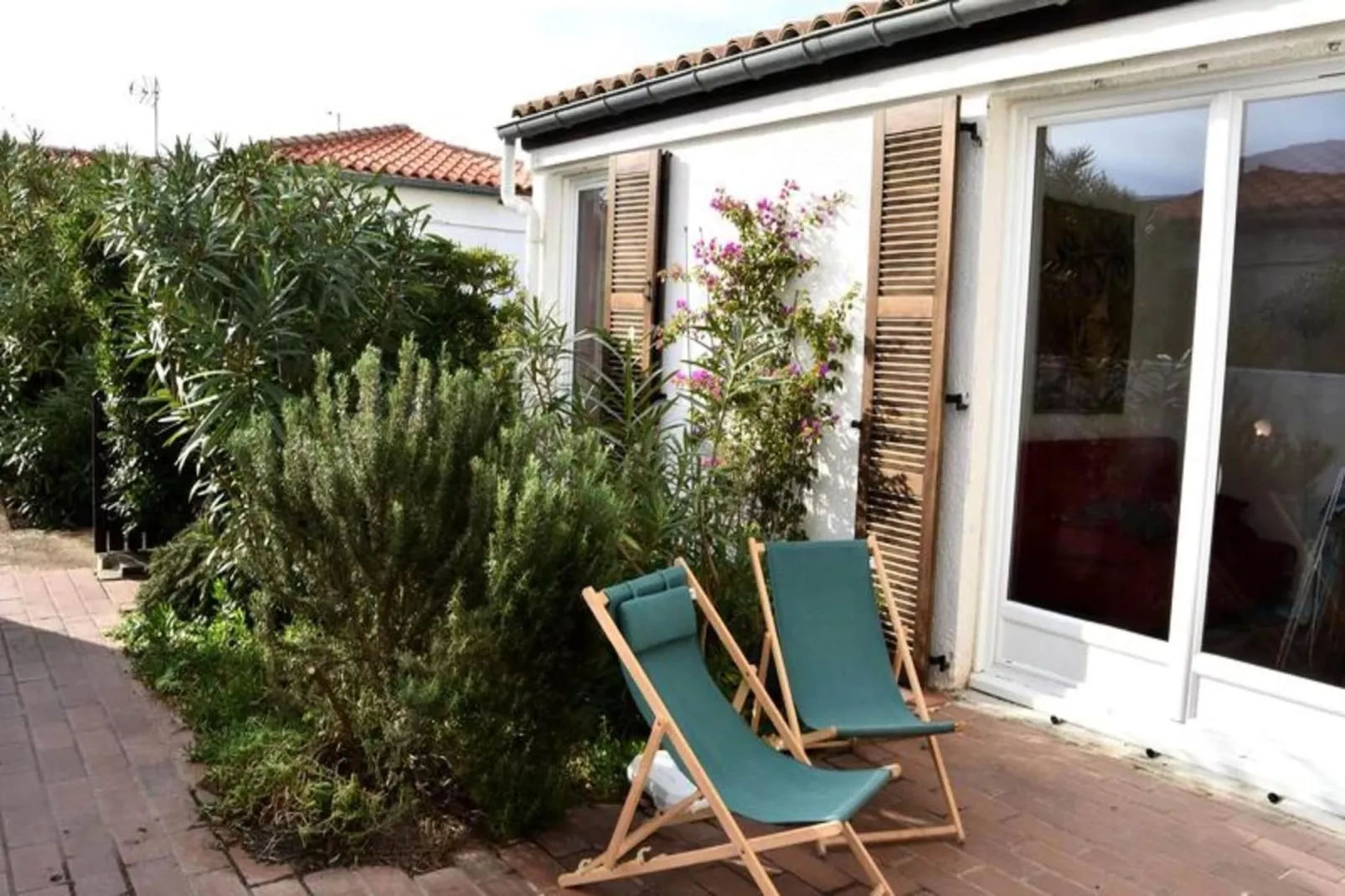 Résidence Les Candeilleres-Gardens in summer