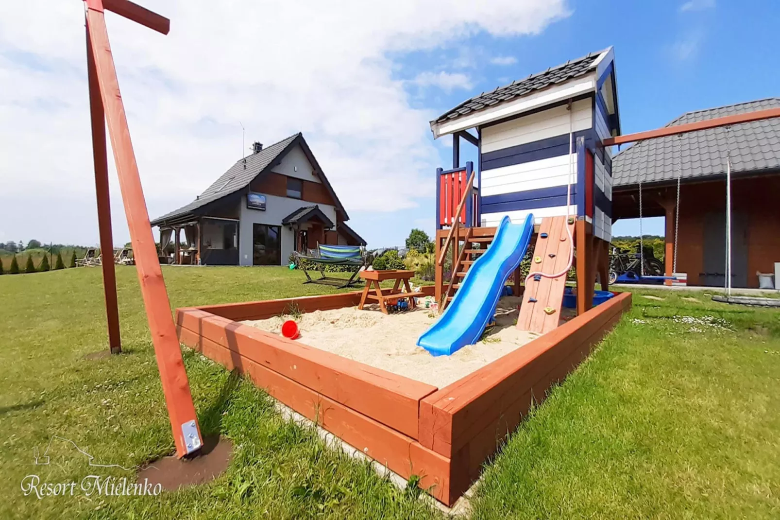 Dom MARCO POLO w Mielenku-Gardens in summer