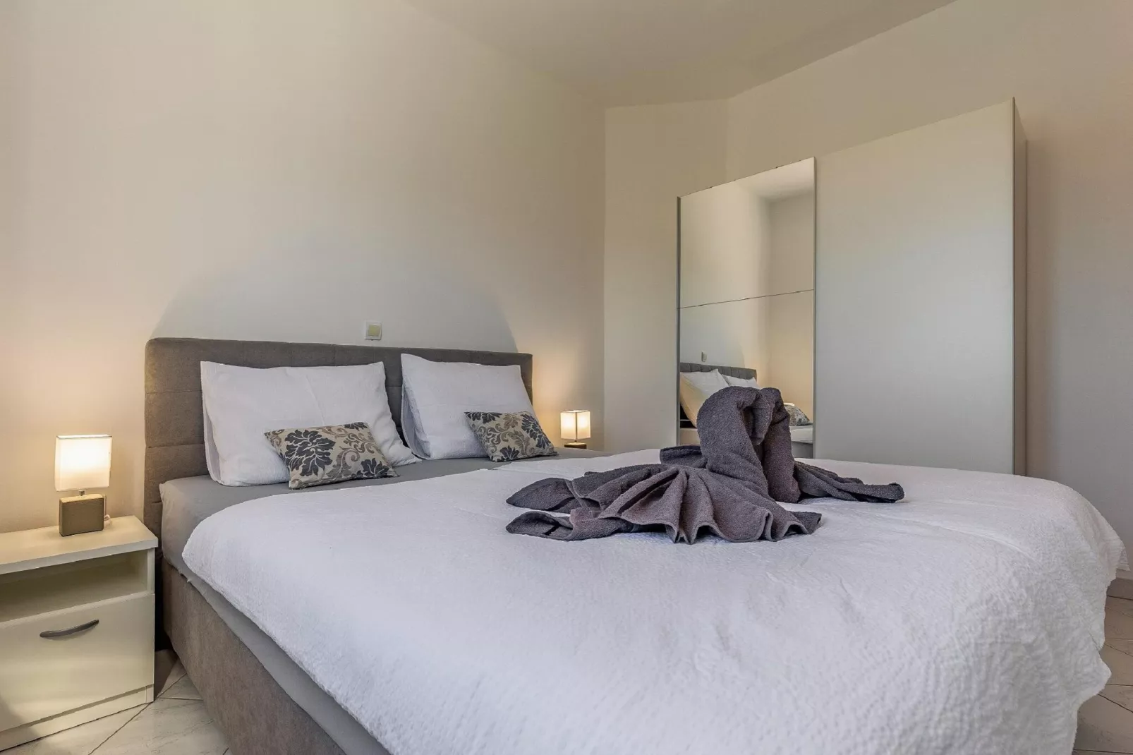 Apartment  6-Bedroom