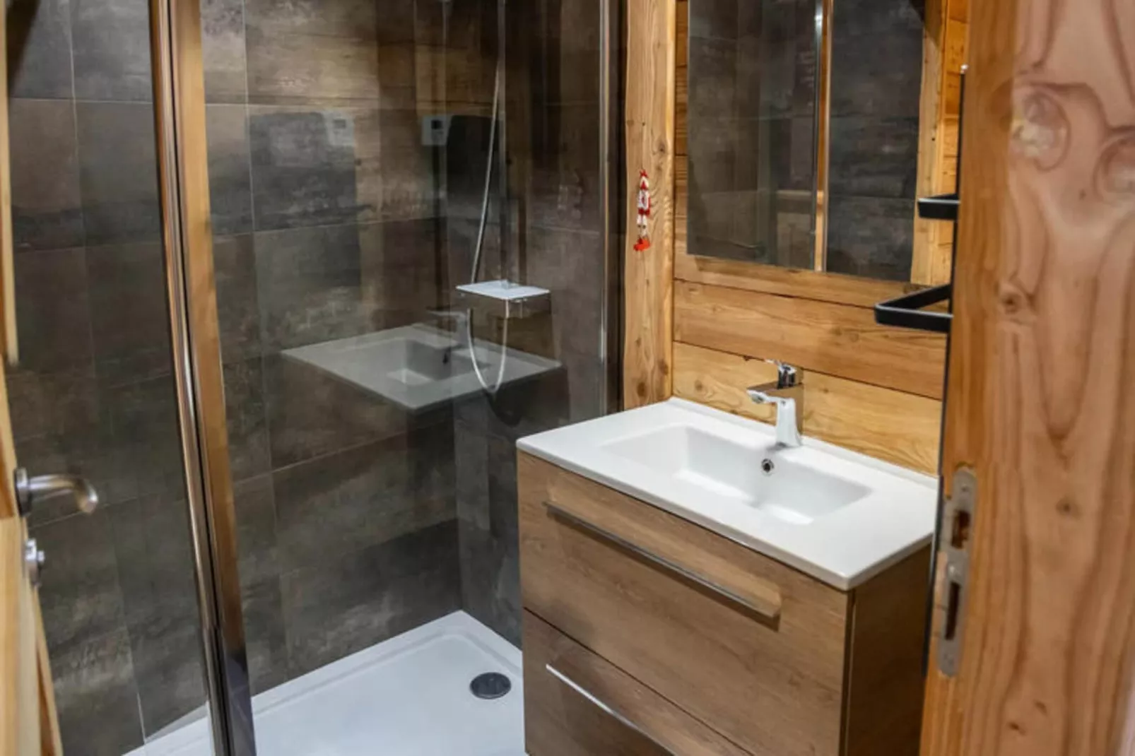 Résidence Pramouton-Salle de bain