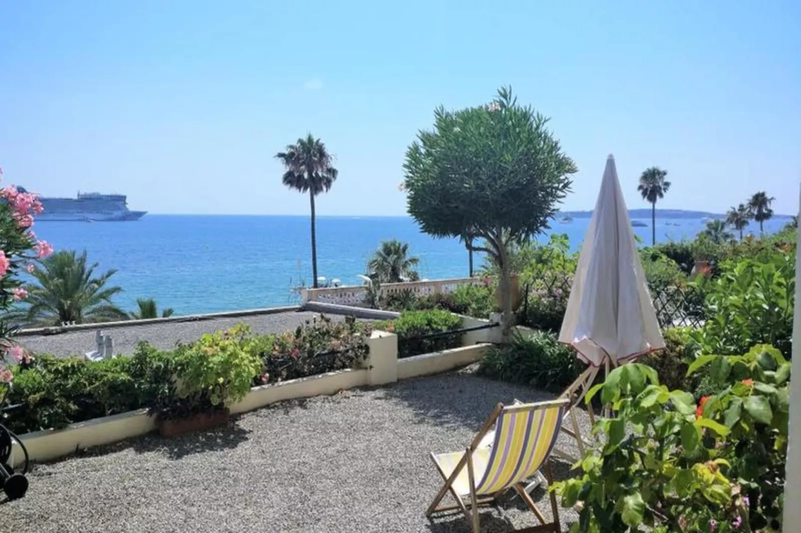 Résidence Appartement 145 M2 Face &agrave; La Mer / Acc&egrave;s Priv&eacute; &agrave; La Mer-Exterior in summer