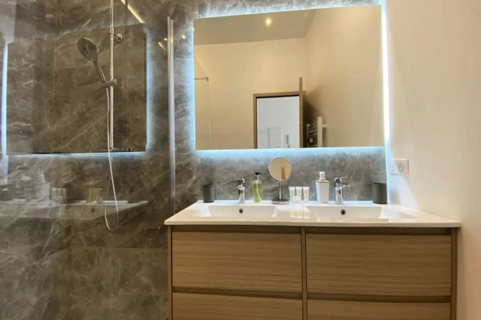 06cj : Bel Appartement Au Coeur De Cannes-Extérieur été