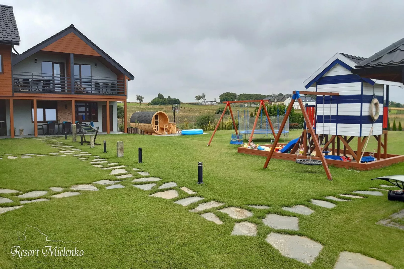Dom MARCO POLO w Mielenku-Gardens in summer