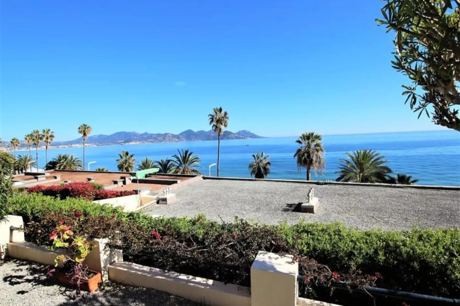 Résidence Appartement 145 M2 Face &agrave; La Mer / Acc&egrave;s Priv&eacute; &agrave; La Mer-Exterior in summer