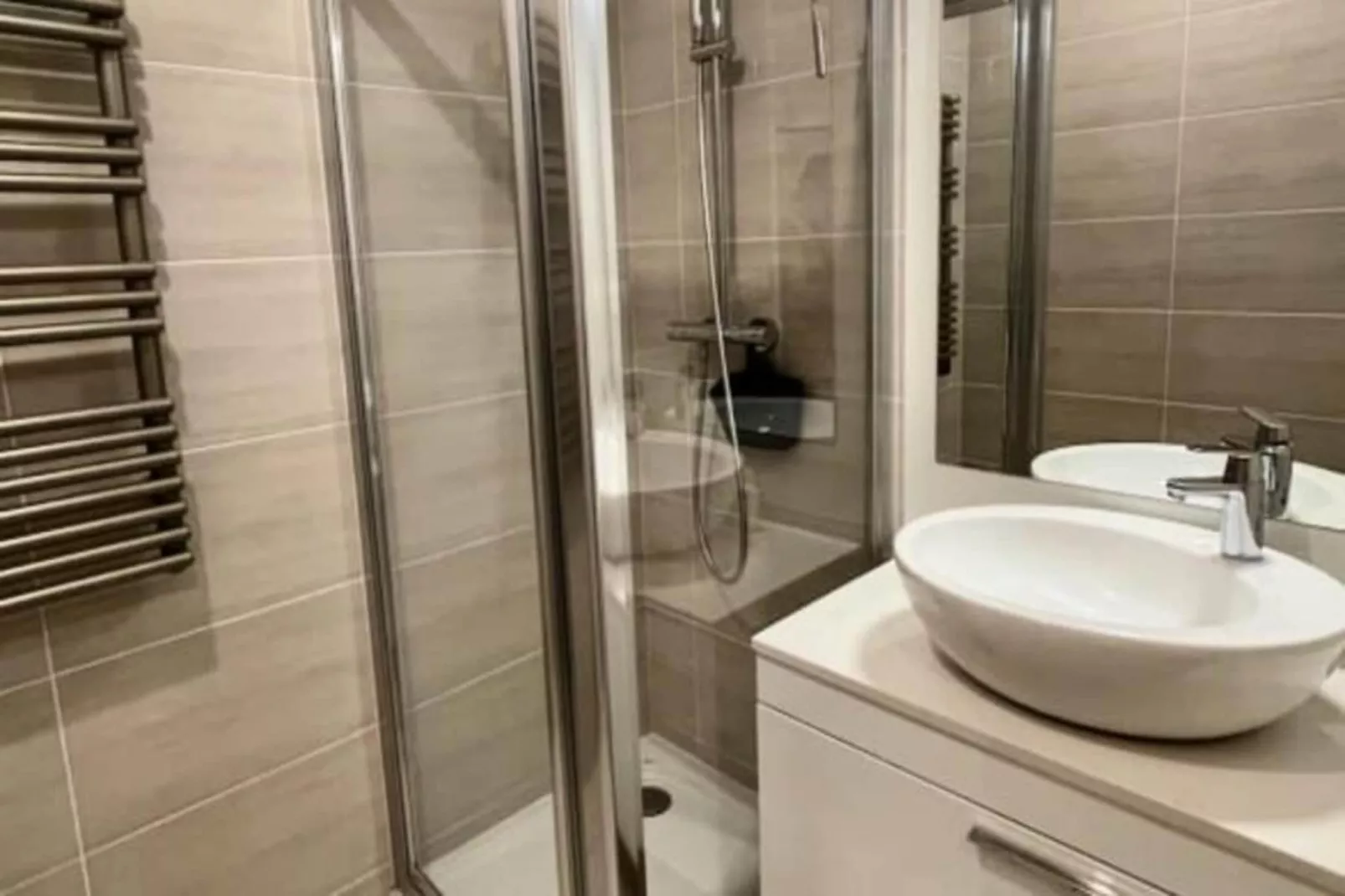 Résidence Bnb Renting Beau  2 Pi&egrave;ces Dans Un Immeuble Neuf Avec Piscine Avec Parking-Salle de bain