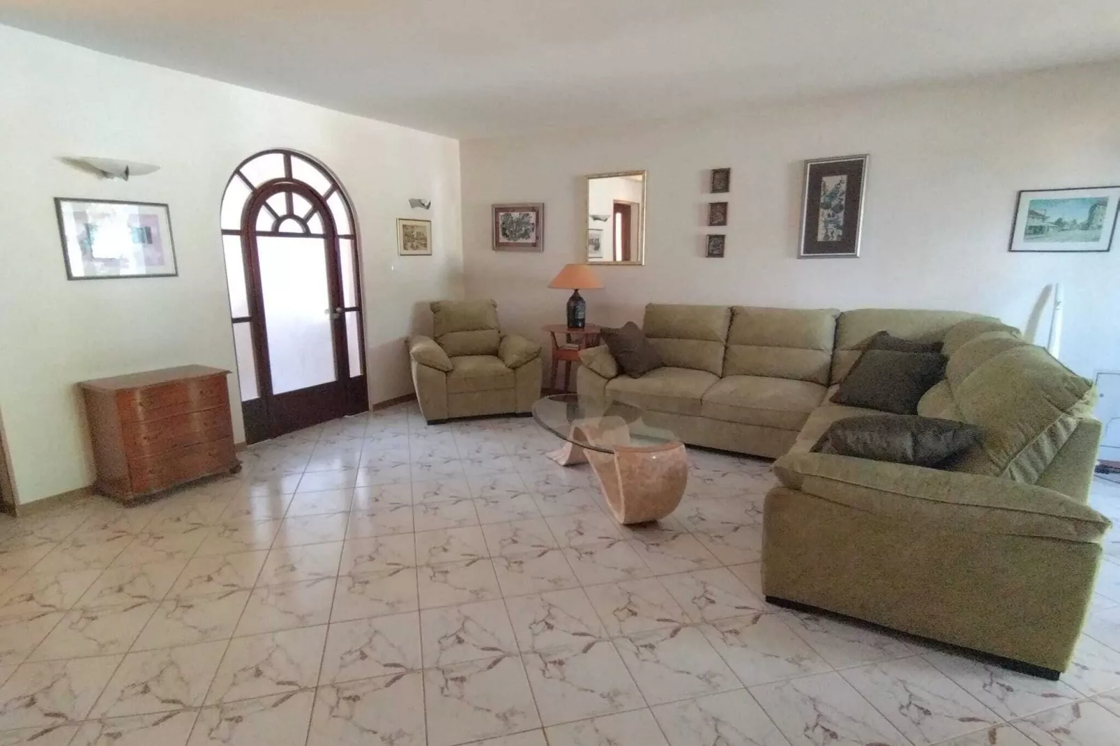 Sara-Living room