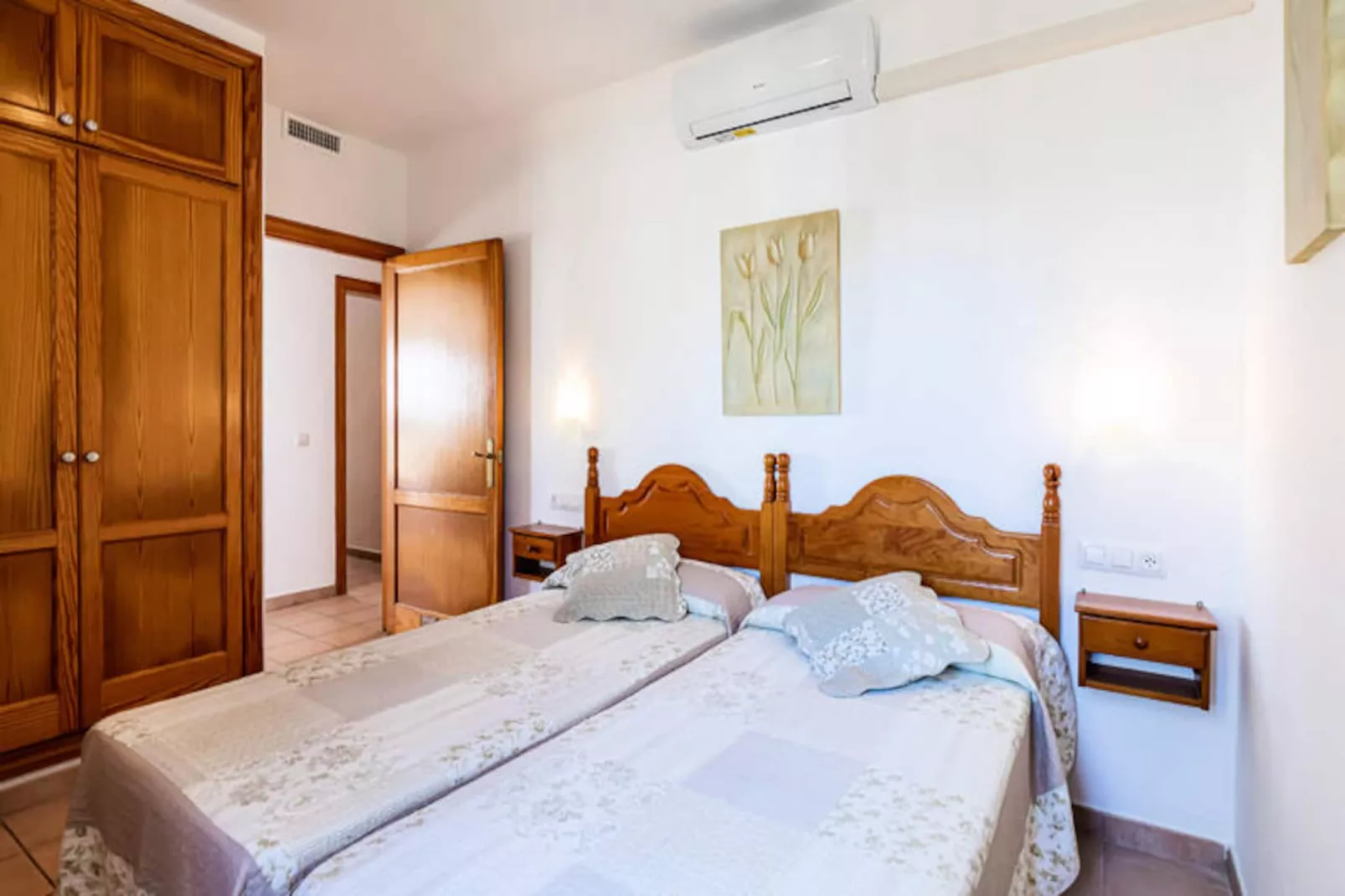 Maison à Son Bou-Image-tags.