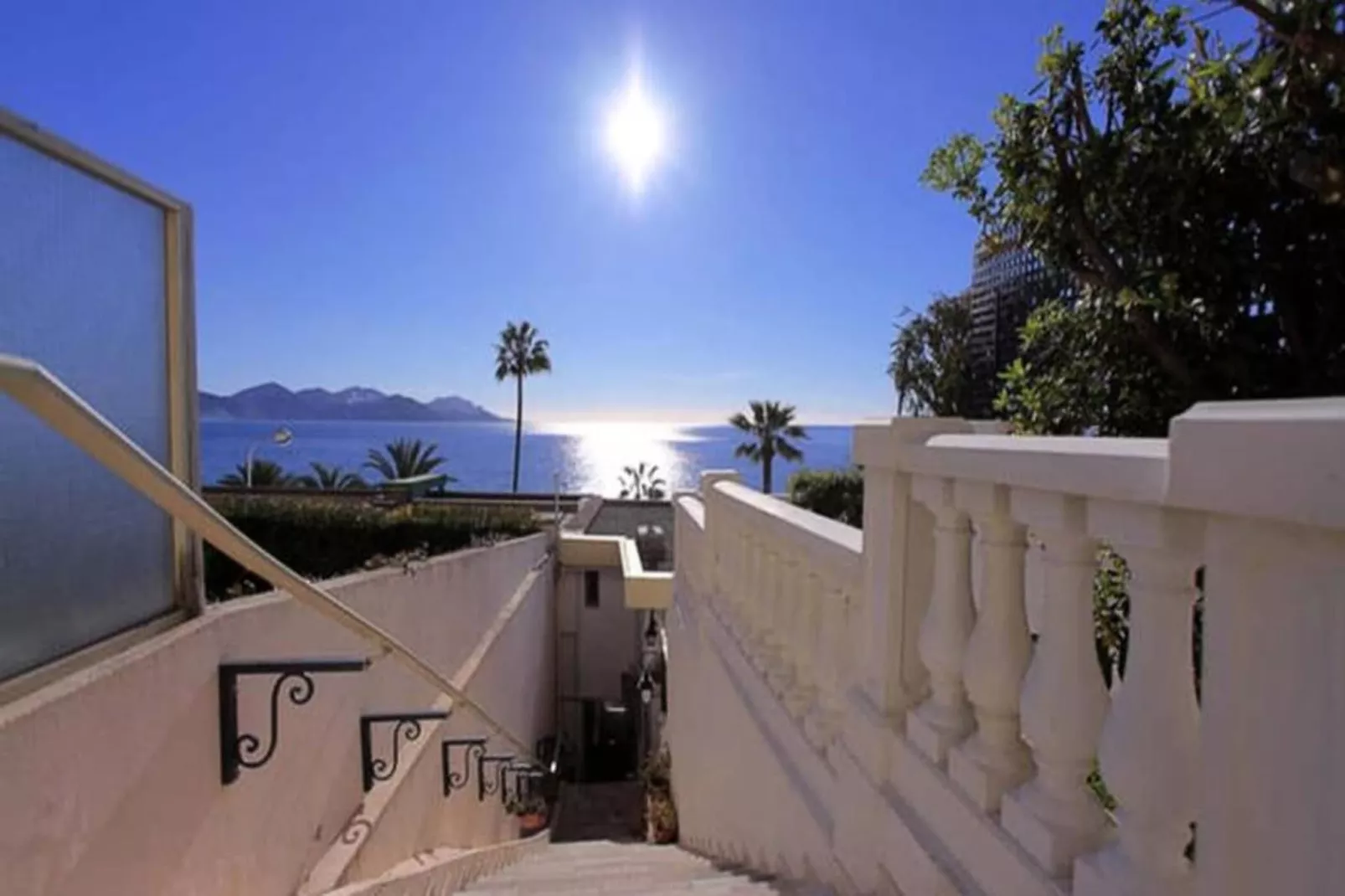 Résidence Appartement 145 M2 Face &agrave; La Mer / Acc&egrave;s Priv&eacute; &agrave; La Mer-Exterior in summer