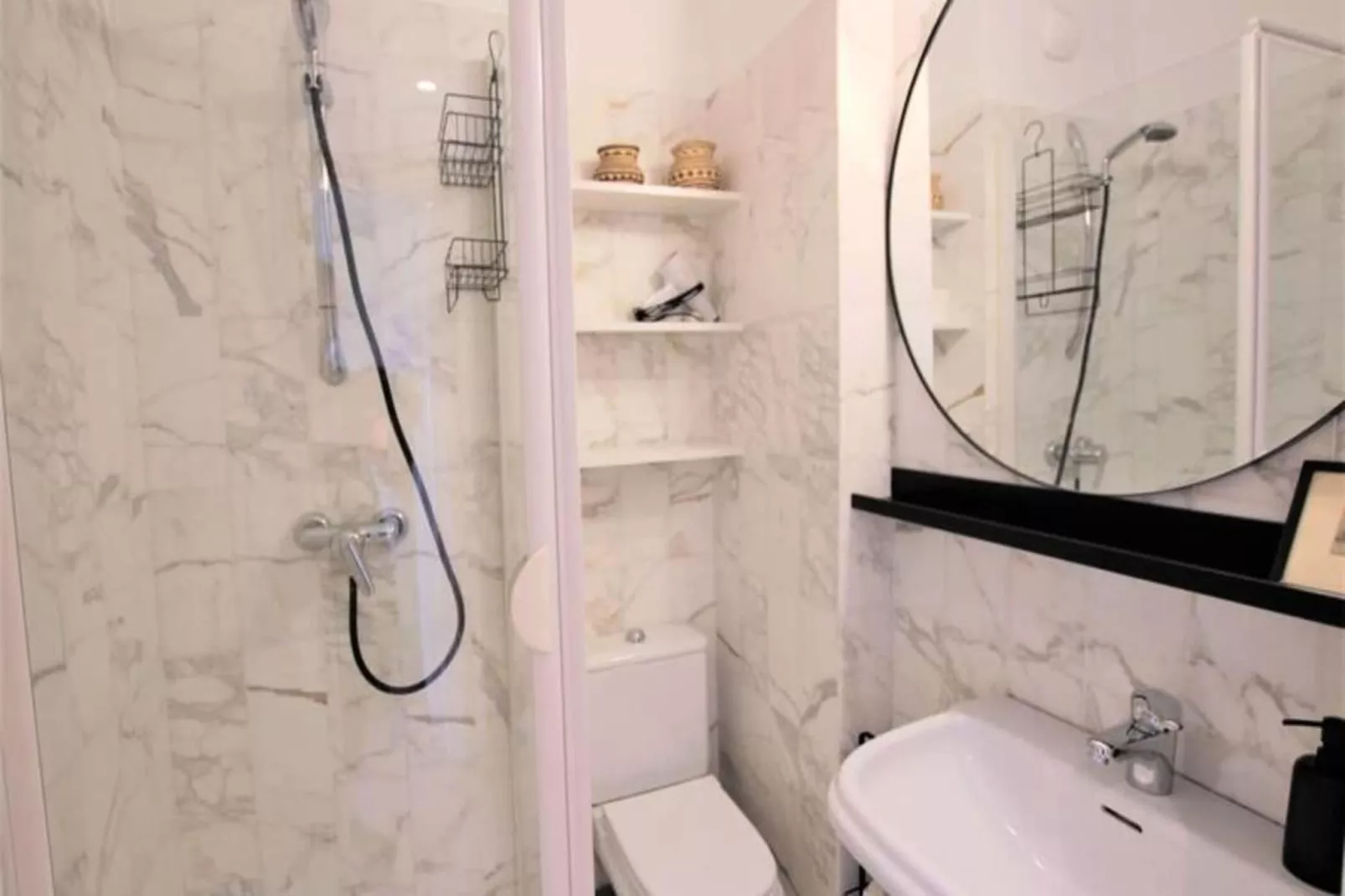 Résidence Appartement Rénové Avec 2 Chambres & Salle De Bain à La Décoration Raffinée-Salle de loisirs