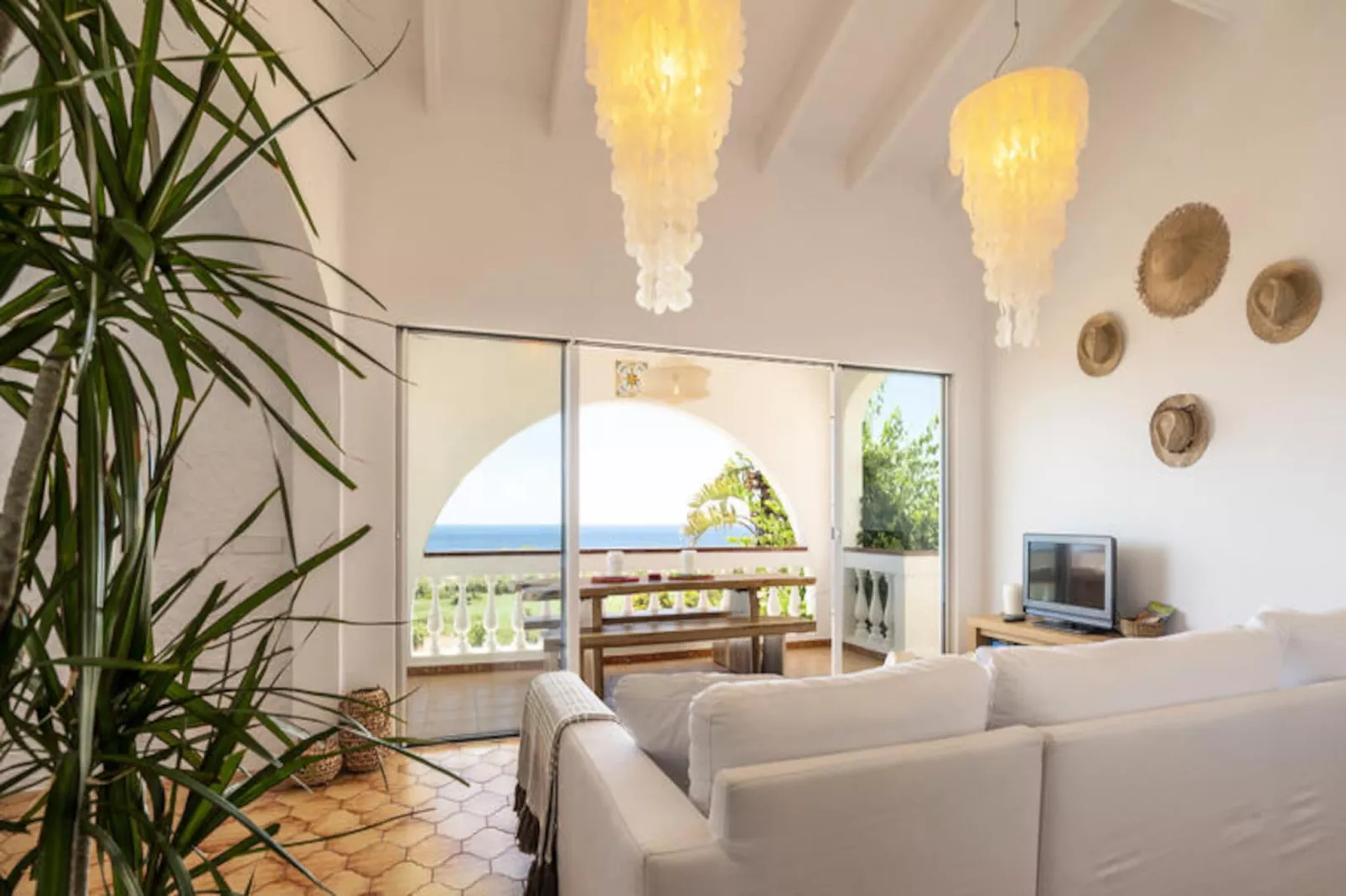 Maison à Son Bou-Image-tags.