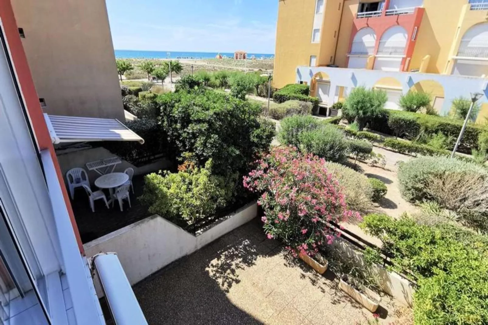 Résidence Copacabana-Gardens in summer