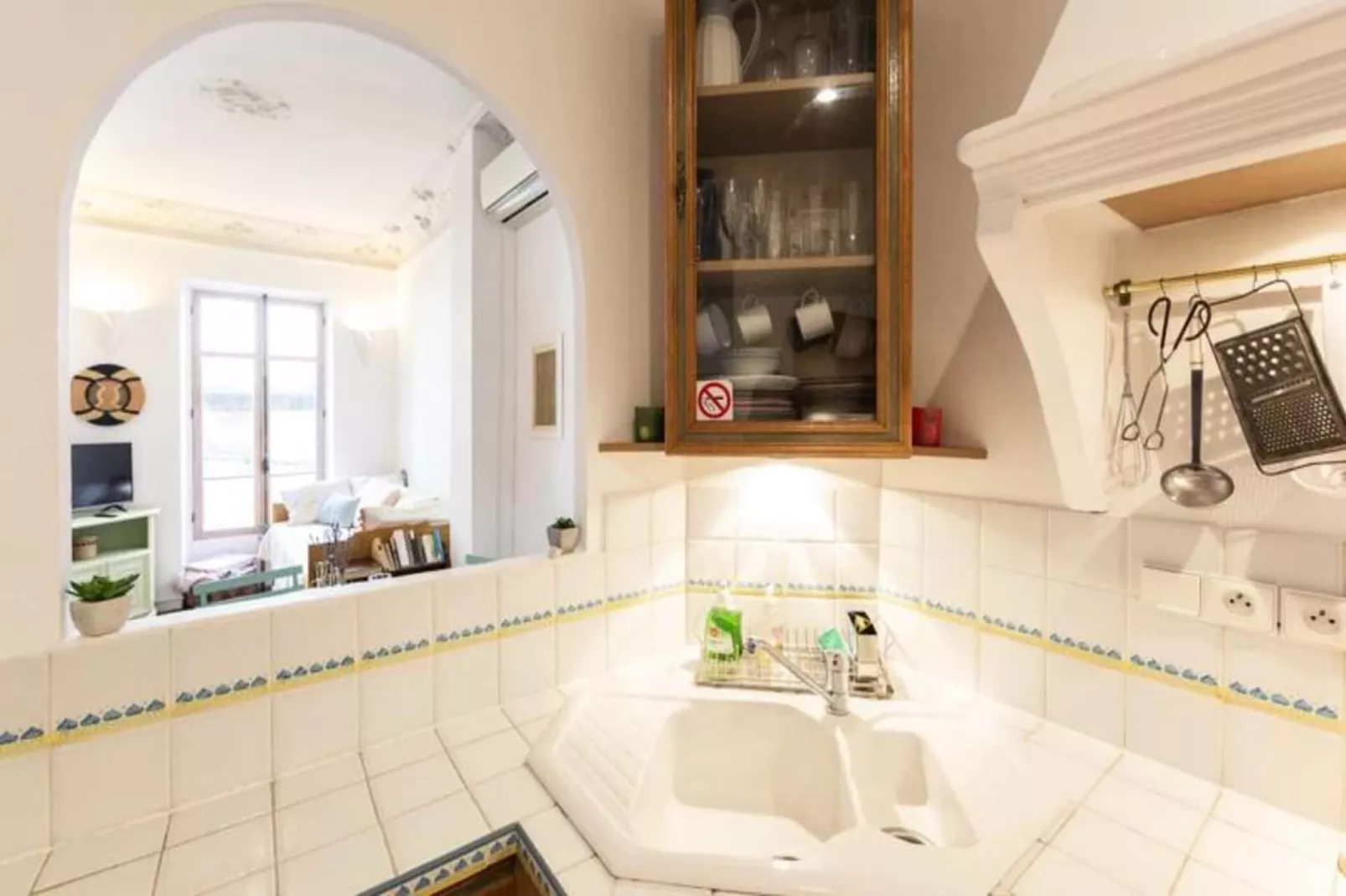 Résidence Bnb Renting Grand Studio Au C&oelig;ur De Cannes, Quartier De La Vieille Ville !-Exterior in summer