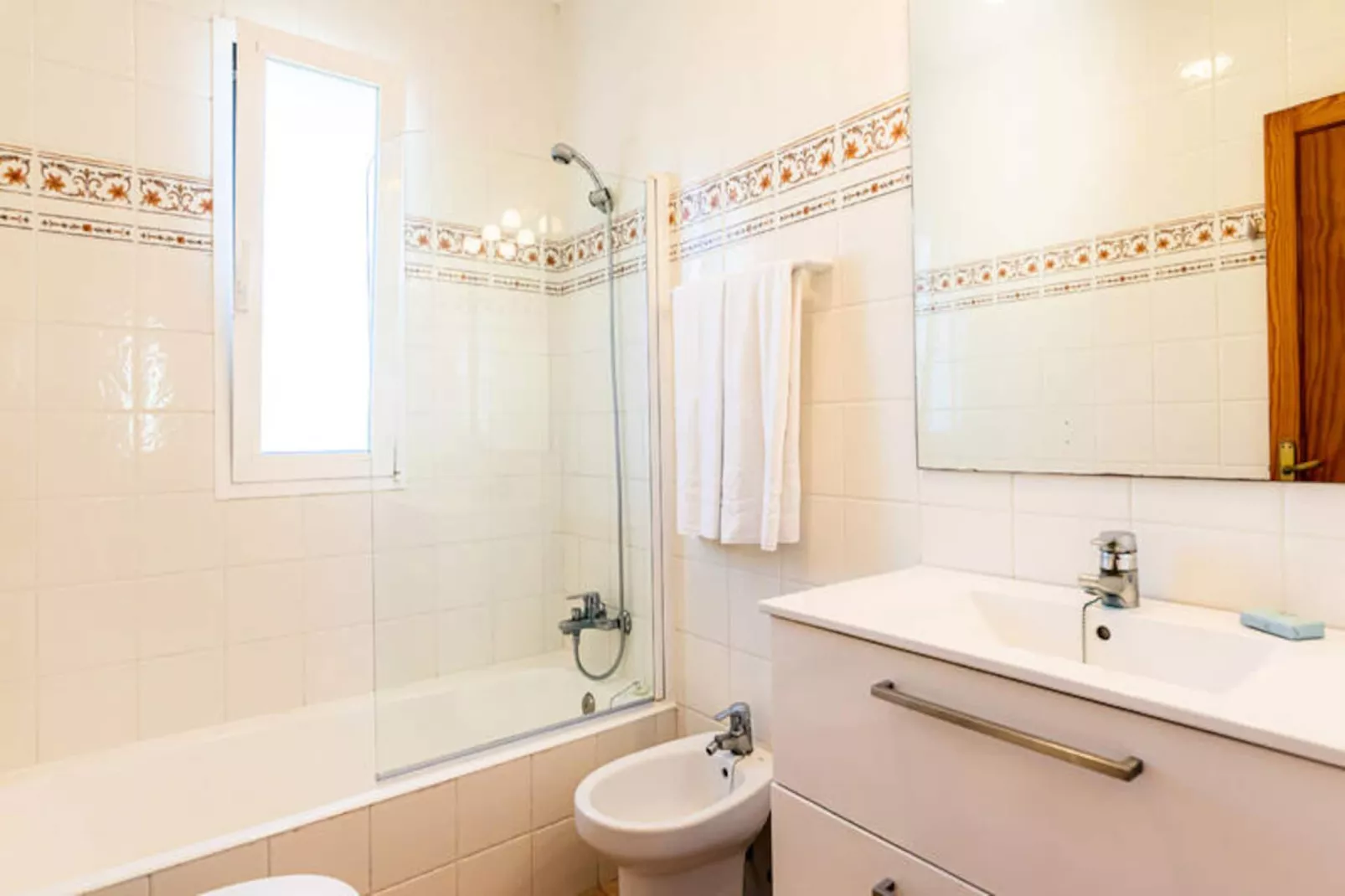 Maison à Son Bou-Image-tags.