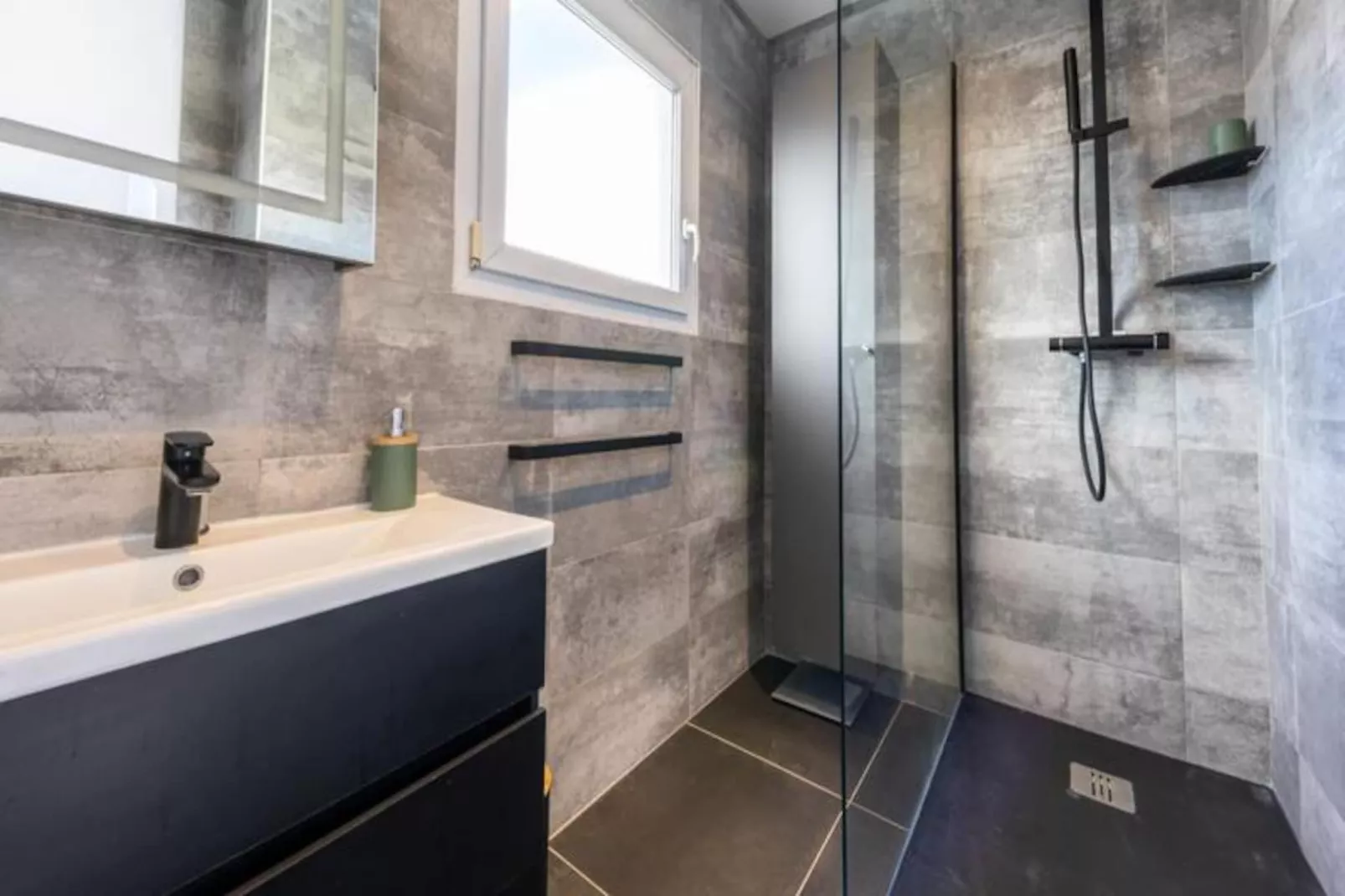 06az - Appartement Avec Terrasse 10min Du Palais-Image-tags.