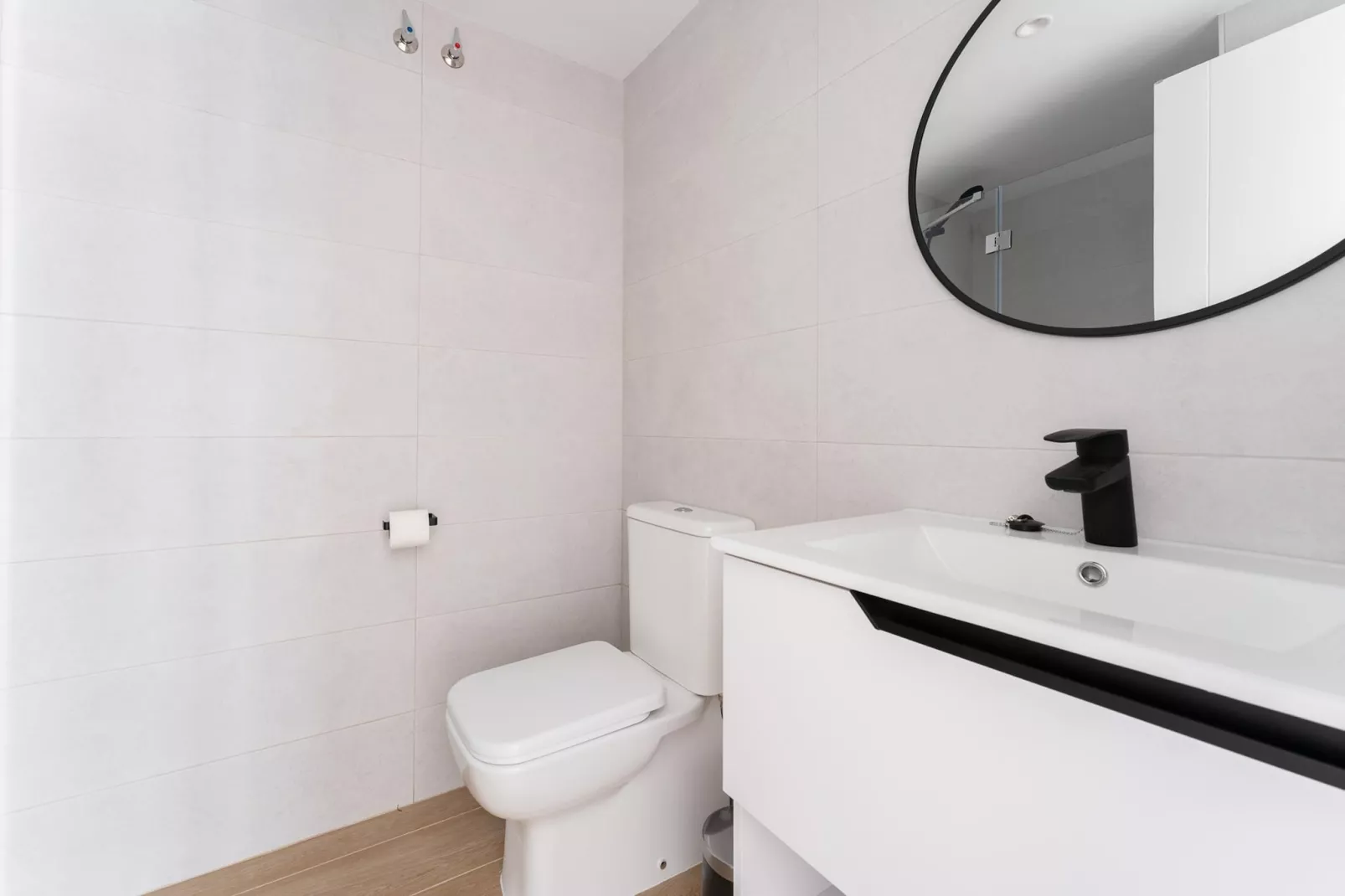 CT 326 - Faro's Fuengirola Prime Location - Boutique Apartment-Bathroom