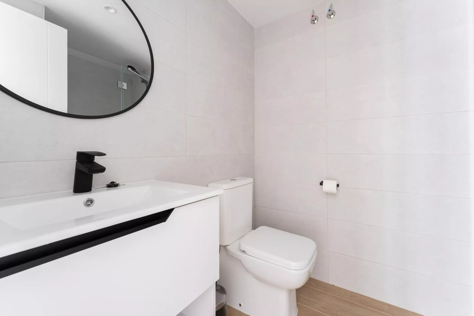 CT 326 - Faro's Fuengirola Prime Location - Boutique Apartment-Bathroom