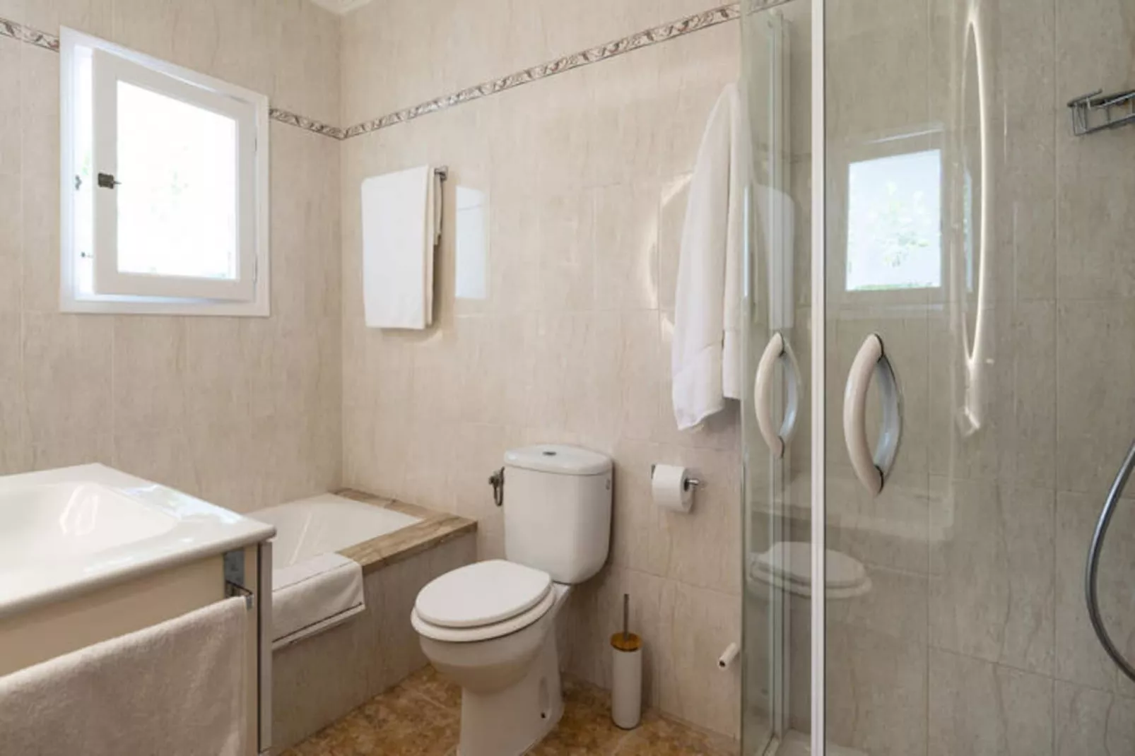 Maison à Son Bou-Image-tags.