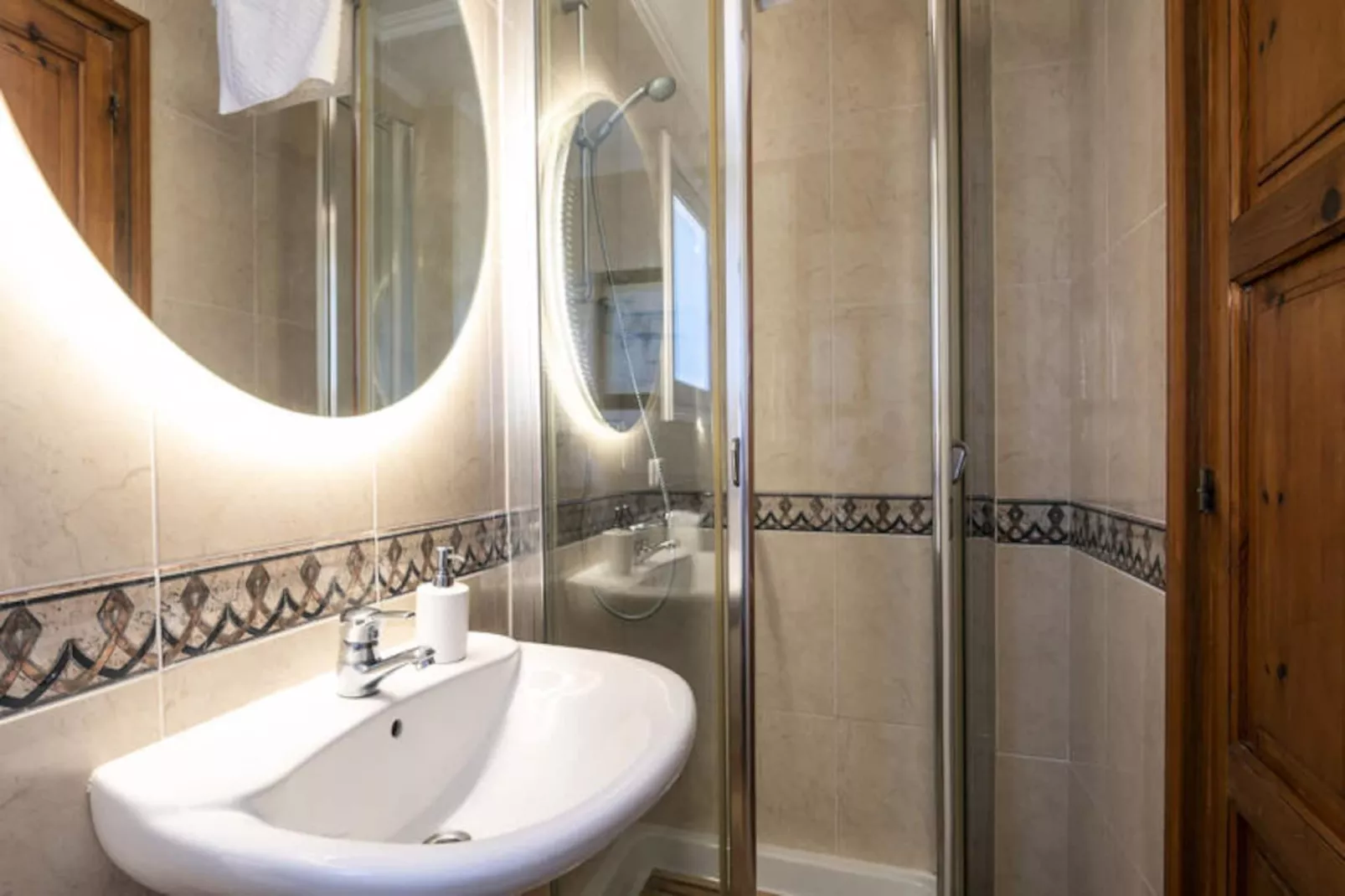 Maison à Son Bou-Image-tags.