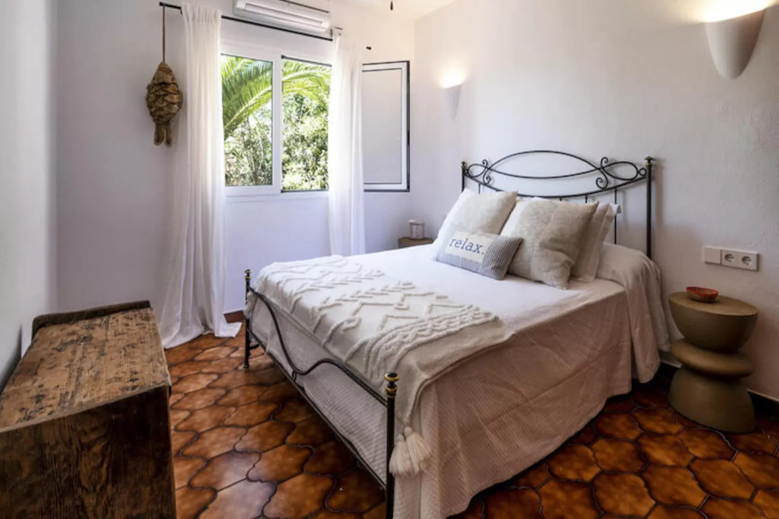 Maison à Son Bou-Image-tags.