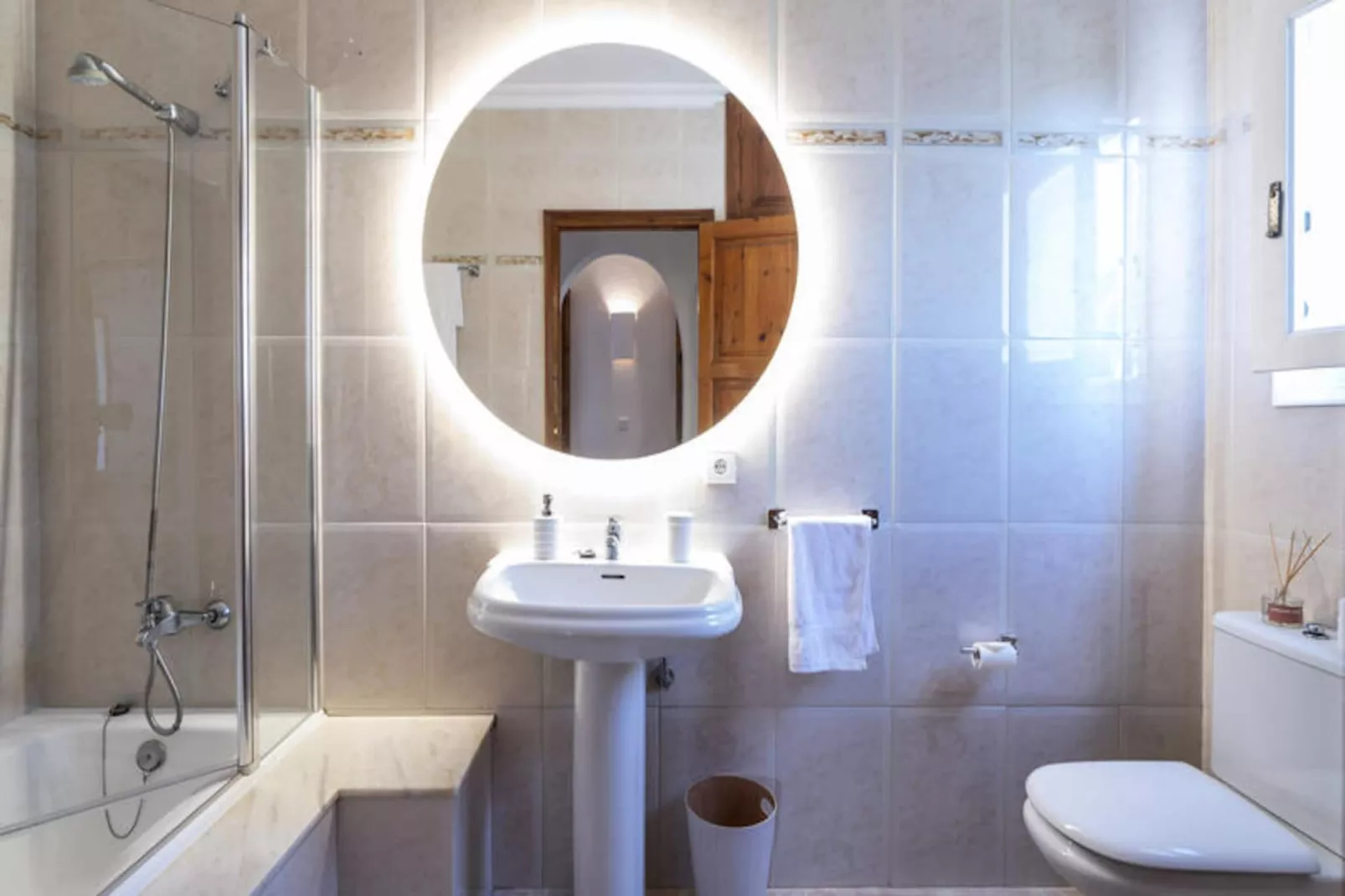 Maison à Son Bou-Image-tags.