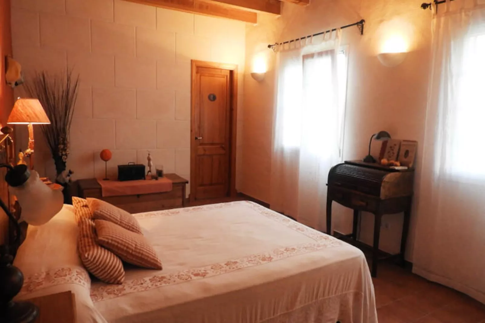 Maison à Son Bou-Image-tags.