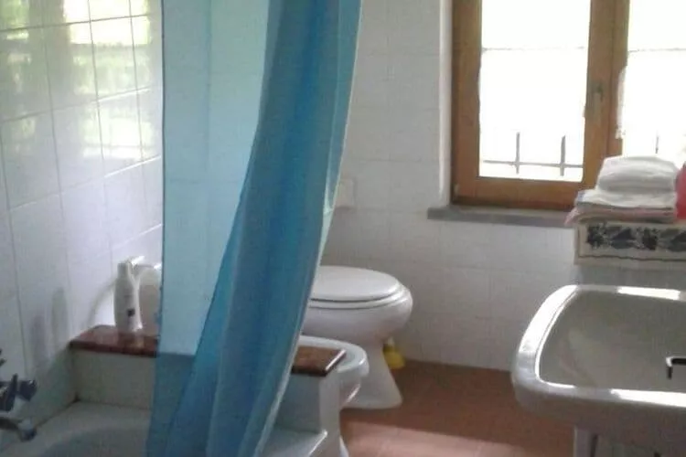 Holiday home dei Pavoni Montemaggiore con Piscina privata-Bathroom