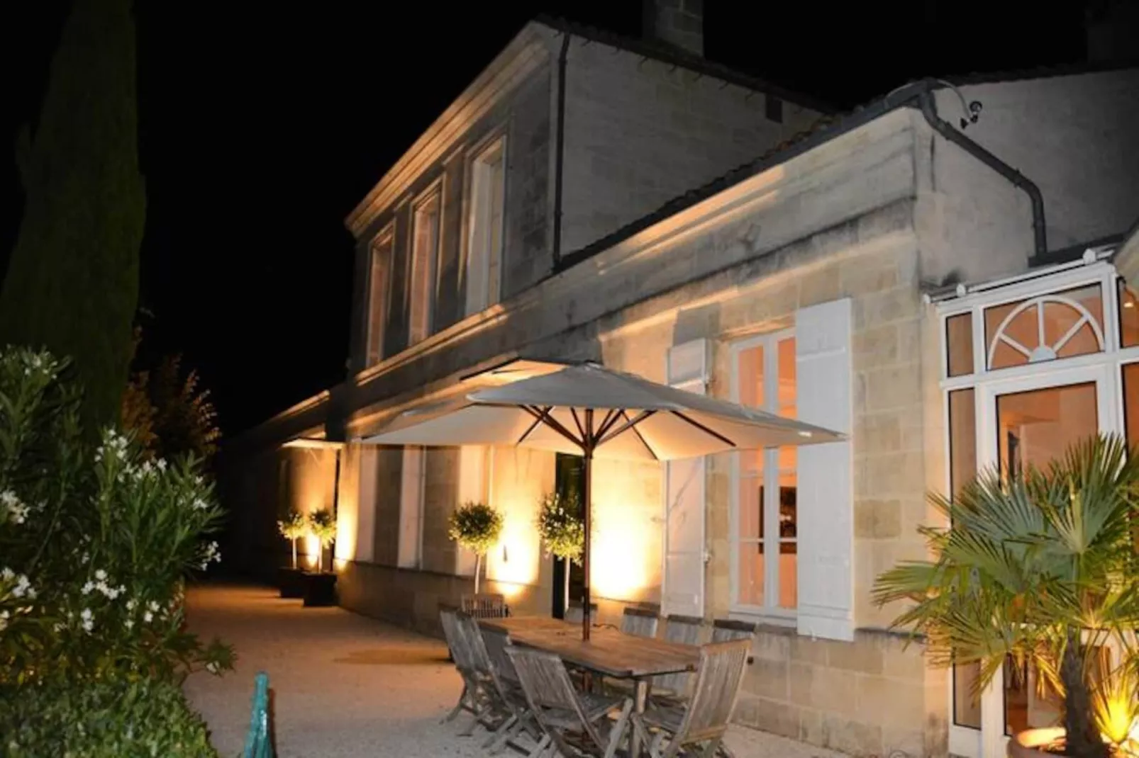 Château La Tuilière: Villa Avec Piscine Au Milieu De Son Vignoble