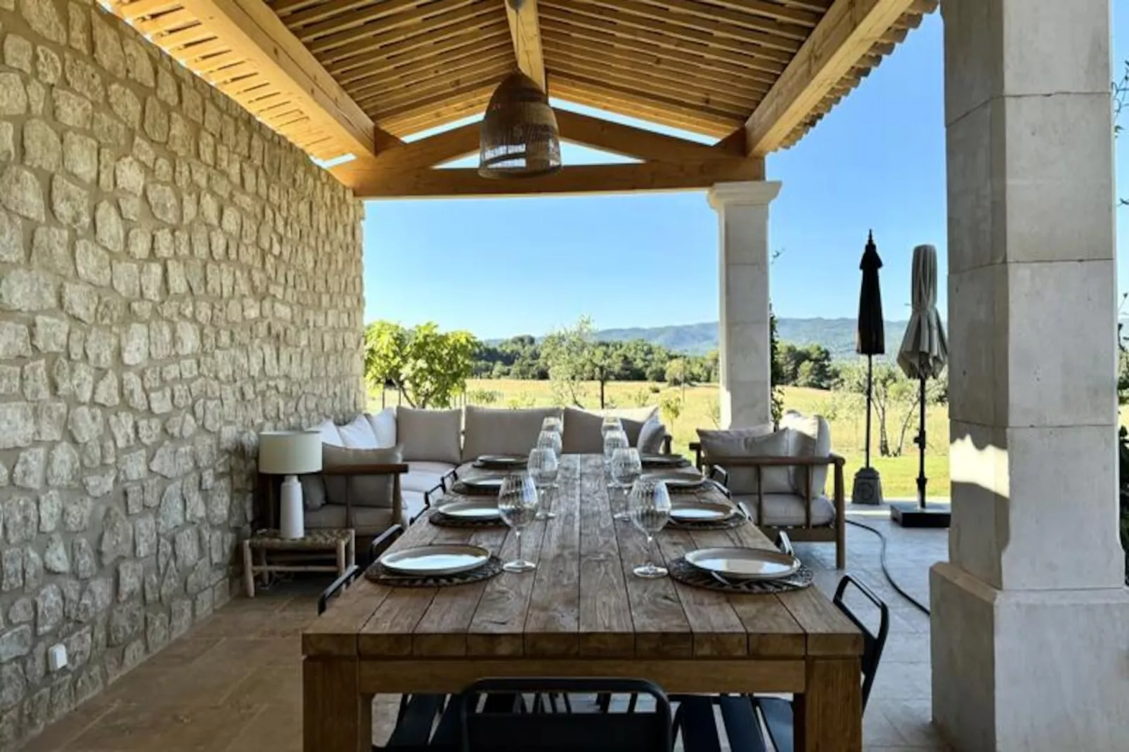 Mas Jas Du M&eacute;ou, Une &eacute;vasion Proven&ccedil;ale