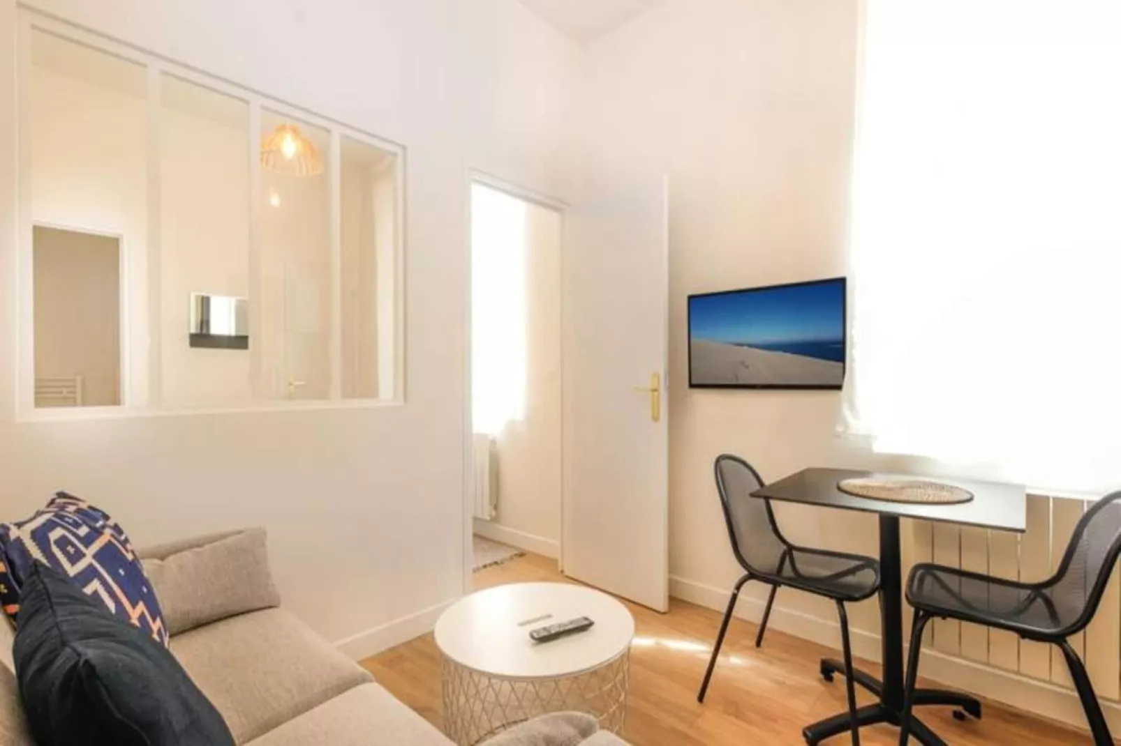 Bel Appartement Parfaitement R&eacute;nov&eacute; Pour 2, Face &agrave; La Gare Saint-jean