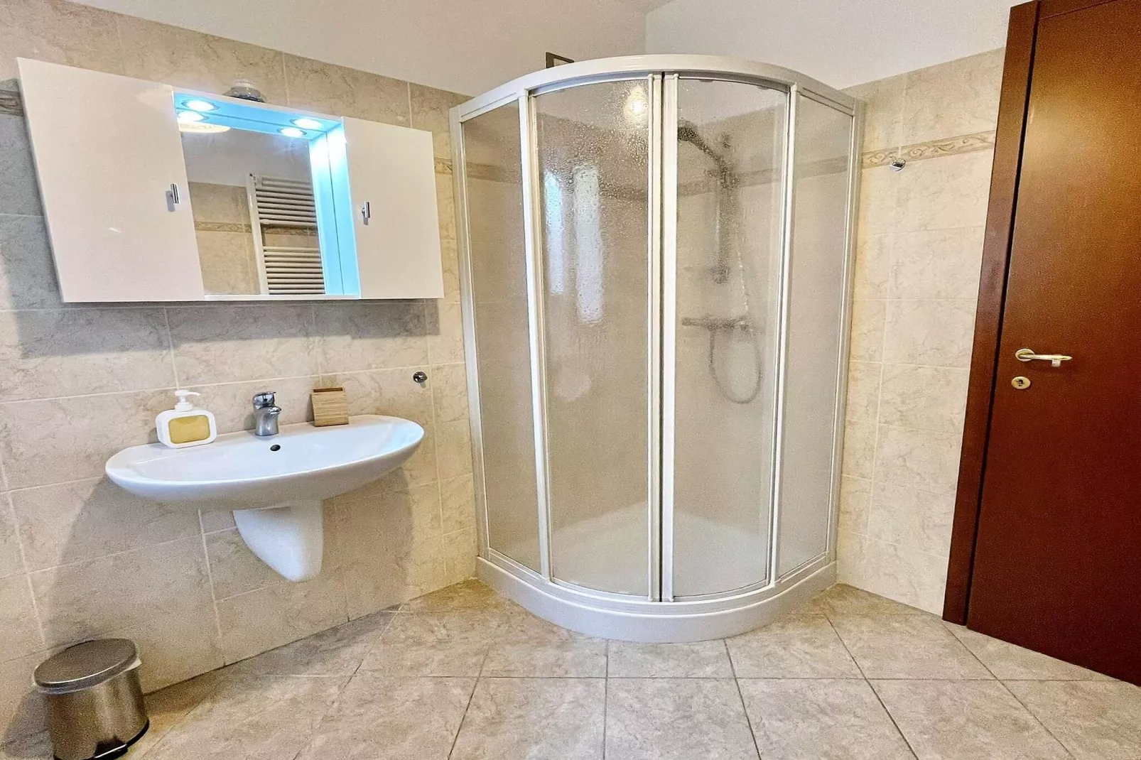 Landman Apartment-Badezimmer