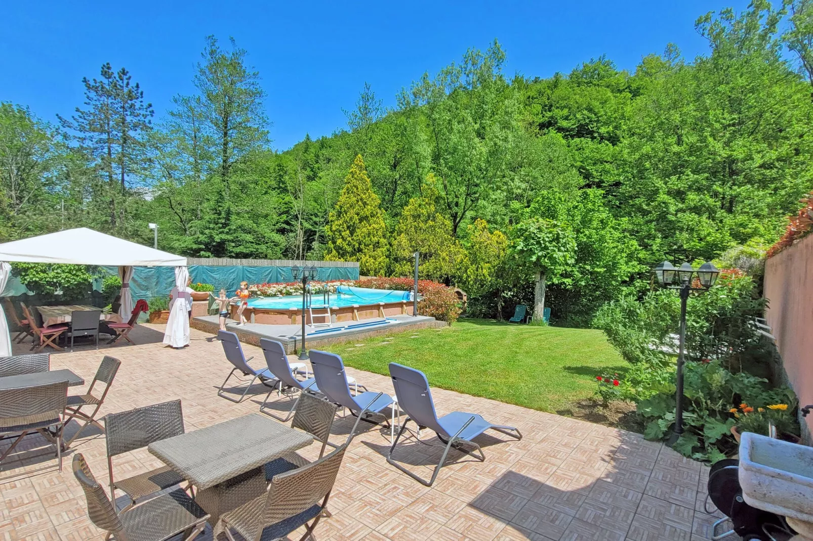 Insieme in Panche-Exterior summer